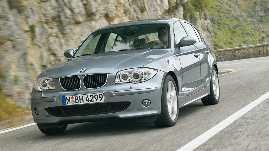 BMW 1. seeria (E87), kolm neljandikku eestvaade mäe ees sõitmas BMW 1. seeria (E87), kolm neljandikku eestvaade mäe ees sõitmas