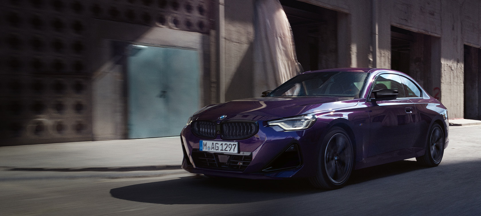 BMW 2. seeria Coupé G42 2024 toonis Thundernight metallik, kolm neljandikku eestvaade, sõitmas
