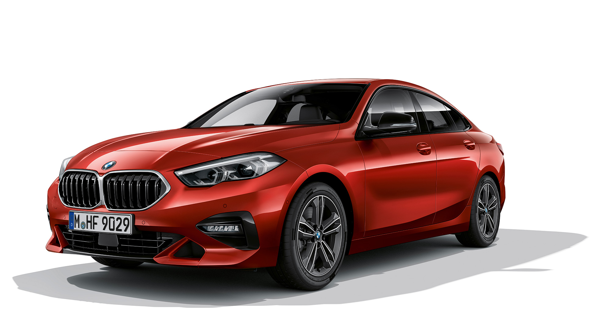 BMW neerukujuline iluvõre, BMW 2. seeria Gran Coupé mudel Sport Line BMW neerukujuline iluvõre kroomitud raamiga, BMW 2. seeria Gran Coupé mudel Sport Line toonis Melbourne Red, F44 kolm neljandikku külgvaade