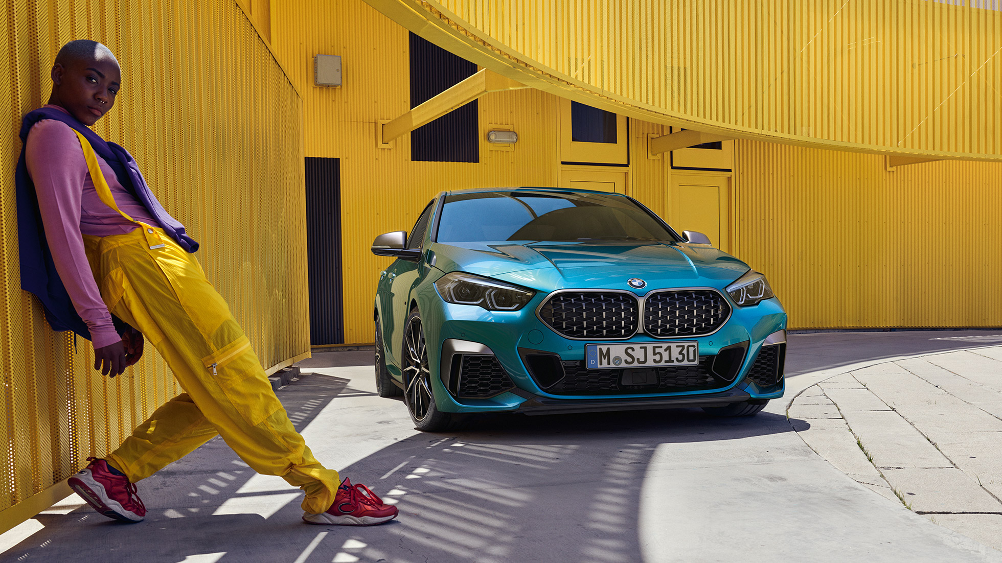 BMW 2. seeria Gran Coupé esiosa BMW 2. seeria Gran Coupé kahepoolne neerukujuline iluvõre võrkdisainiga Snapper Rocks Blue metallik, F44 kolm neljandikku eestvaade