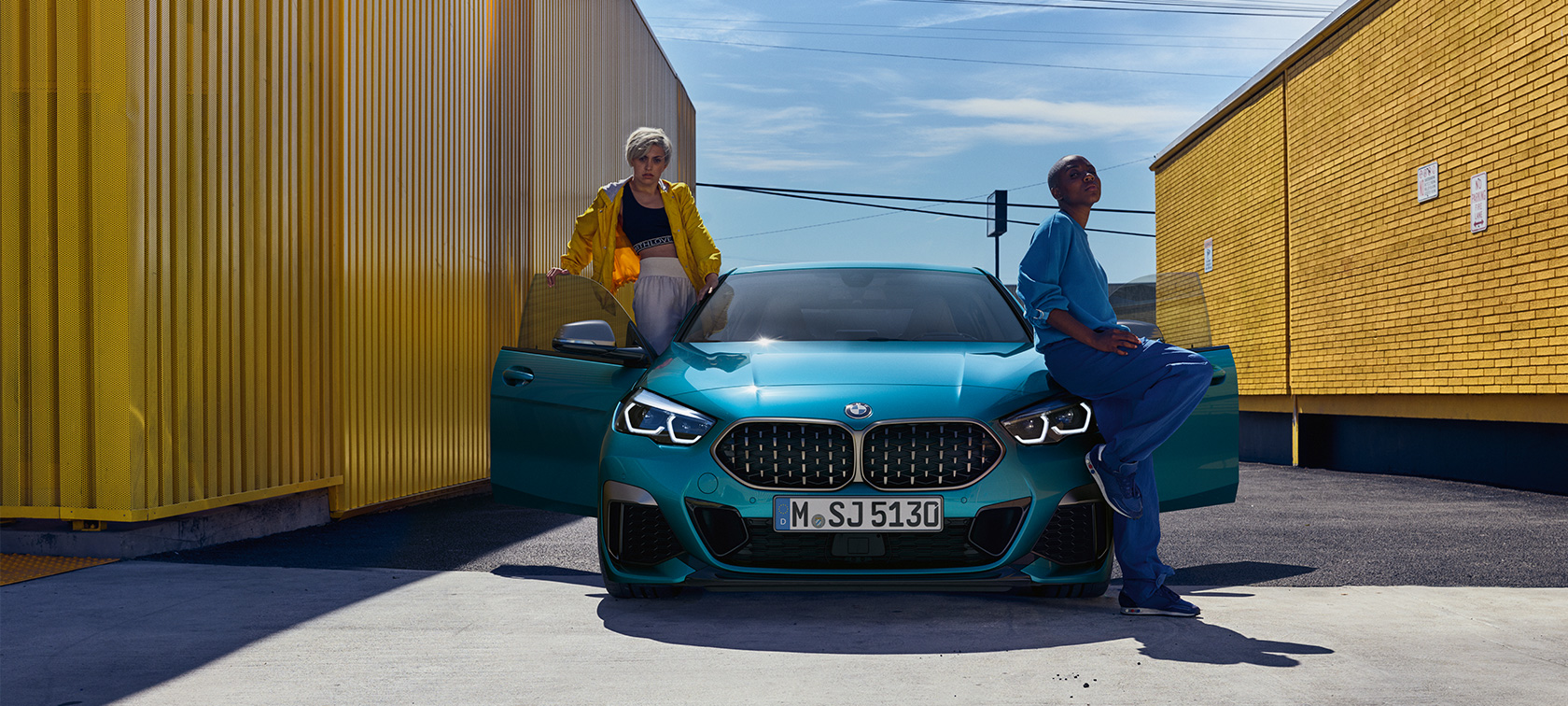 BMW 2. seeria Gran Coupé eestvaade avatud esiustega BMW 2. seeria Gran Coupé Snapper Rocks Blue metallik F44eestvaade avatud esiustega