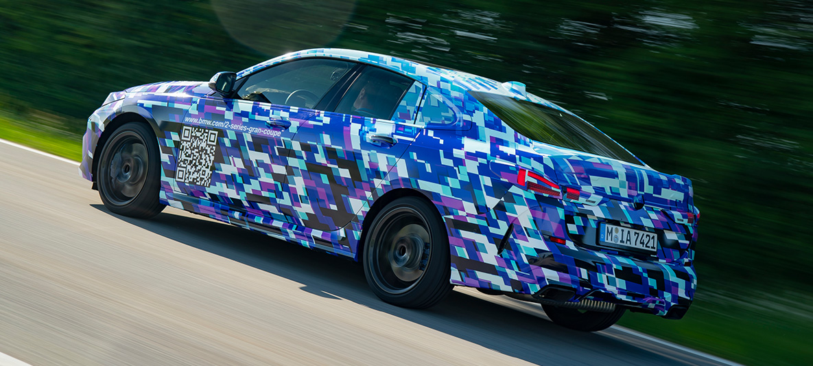 BMW 2. seeria Gran Coupé sõidudünaamika BMW M235i xDrive 2020 maskeeritud prototüüp 3/4 külgvaates