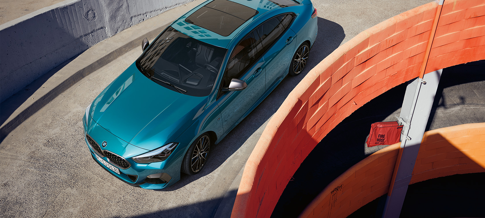 BMW 2. seeria Gran Coupé F44, kolm neljandikku eestvaade ülevalt BMW 2. seeria Gran Coupé F44, Snapper Rocks Blue metallik, kolm neljandikku eestvaade ülevalt katusele