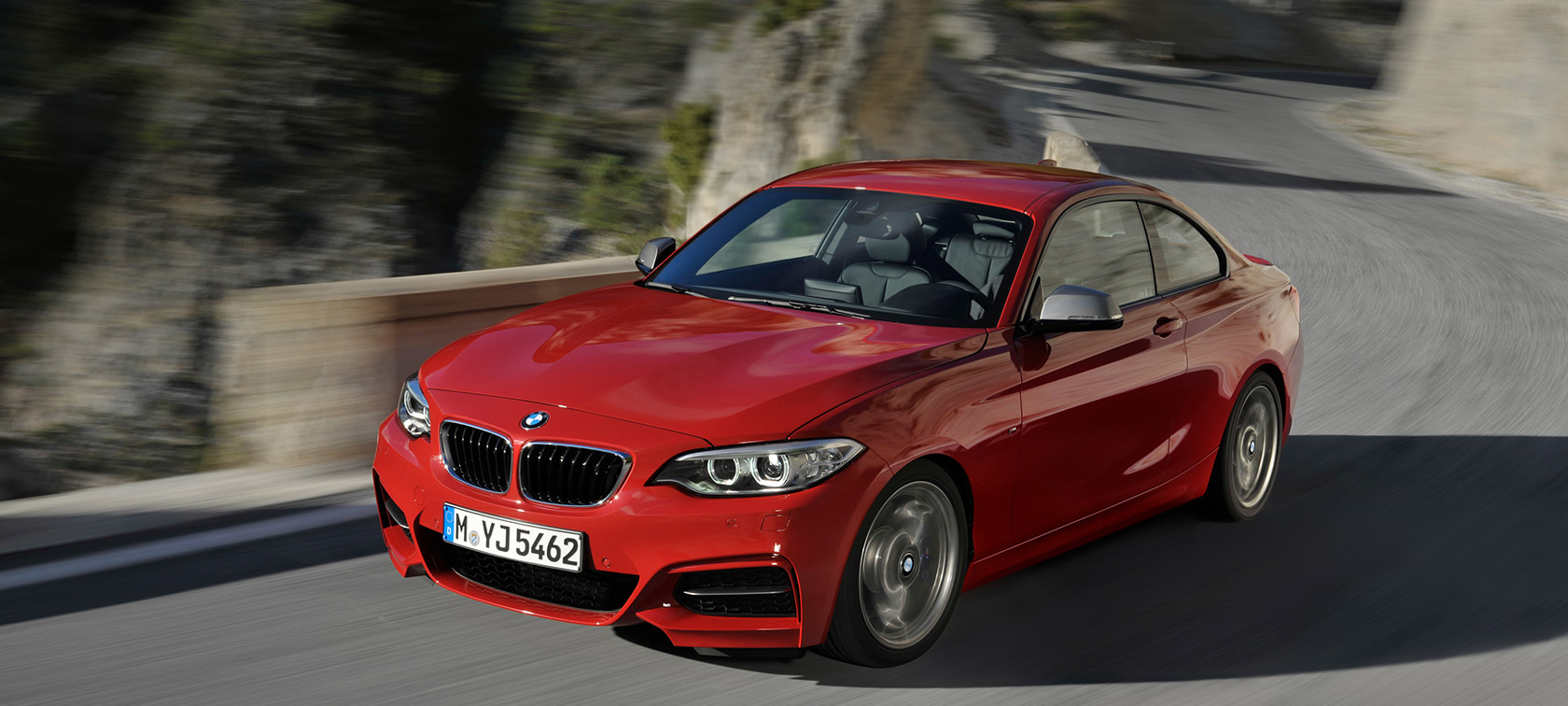 BMW 2. seeria kolm neljandikku eestvaade, teel sõitmas BMW 2. seeria BMW kolm neljandikku eestvaade, teel sõitmas