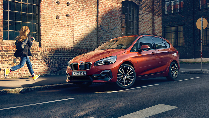 BMW 2. seeria Active Tourer F45, kolm neljandikku külgvaade, tänaval sõitmas BMW 2. seeria, BMW 2. seeria Active Tourer F45, kolm neljandikku külgvaade, tänaval sõitmas