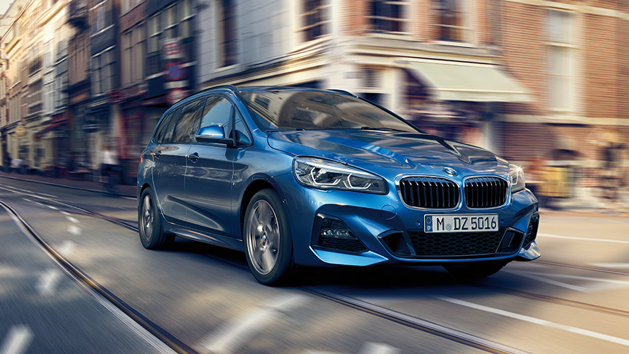 BMW 2. seeria Gran Tourer F46, kolm neljandikku eestvaade, tänaval sõitmas BMW 2. seeria BMW 2. seeria Gran Tourer F46, kolm neljandikku eestvaade, tänaval sõitmas