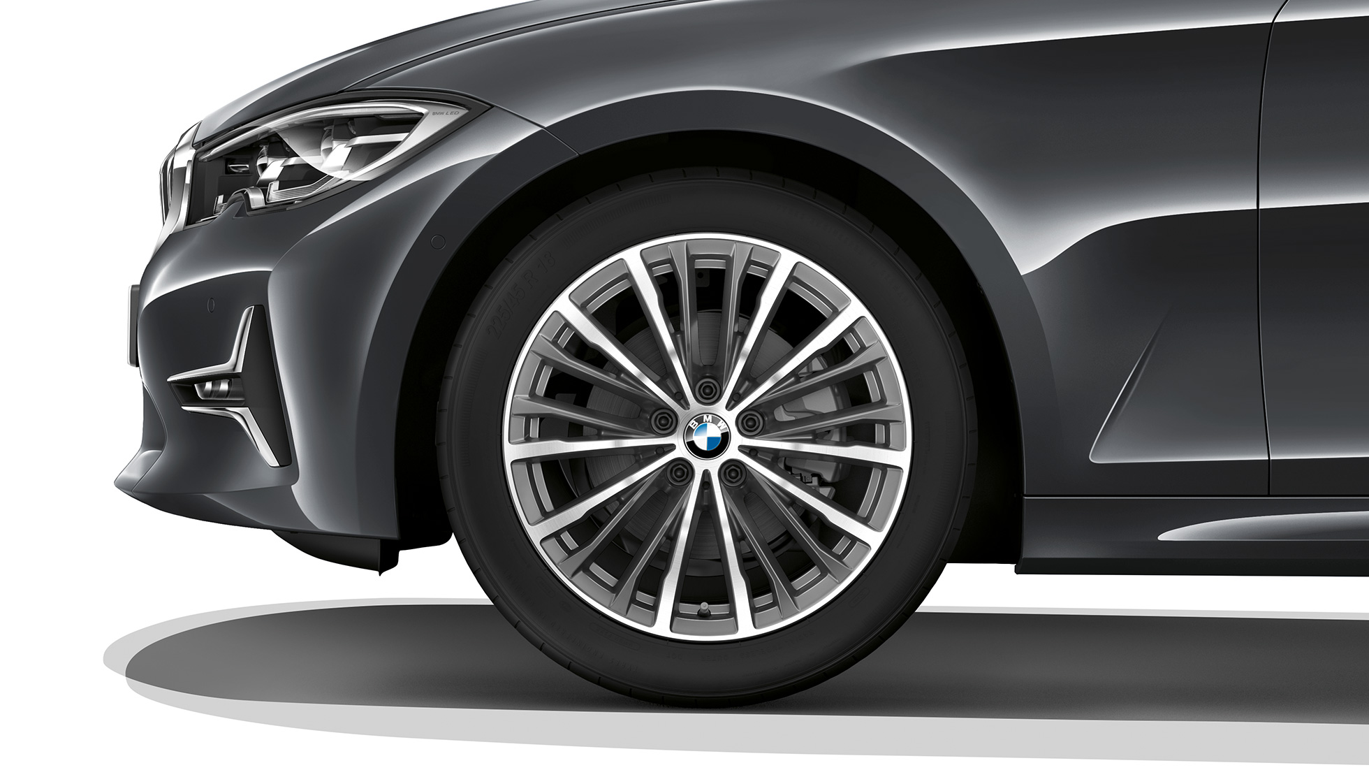 BMW 3. seeria Sedan, mudeli Luxury Line kergmetallvelg BMW 3. seeria Sedani mudeli Luxury Line kergmetallvelgede lähivaade.