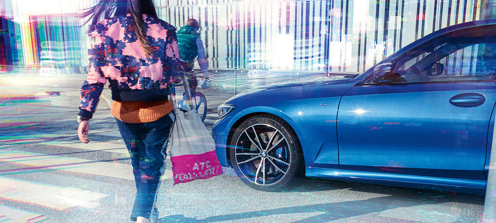 BMW 3. seeria Sedan kolm neljandikku külgvaates. BMW 3. seeria Sedan kolm neljandikku külgvaates linnamaastikul koos reisijatega.