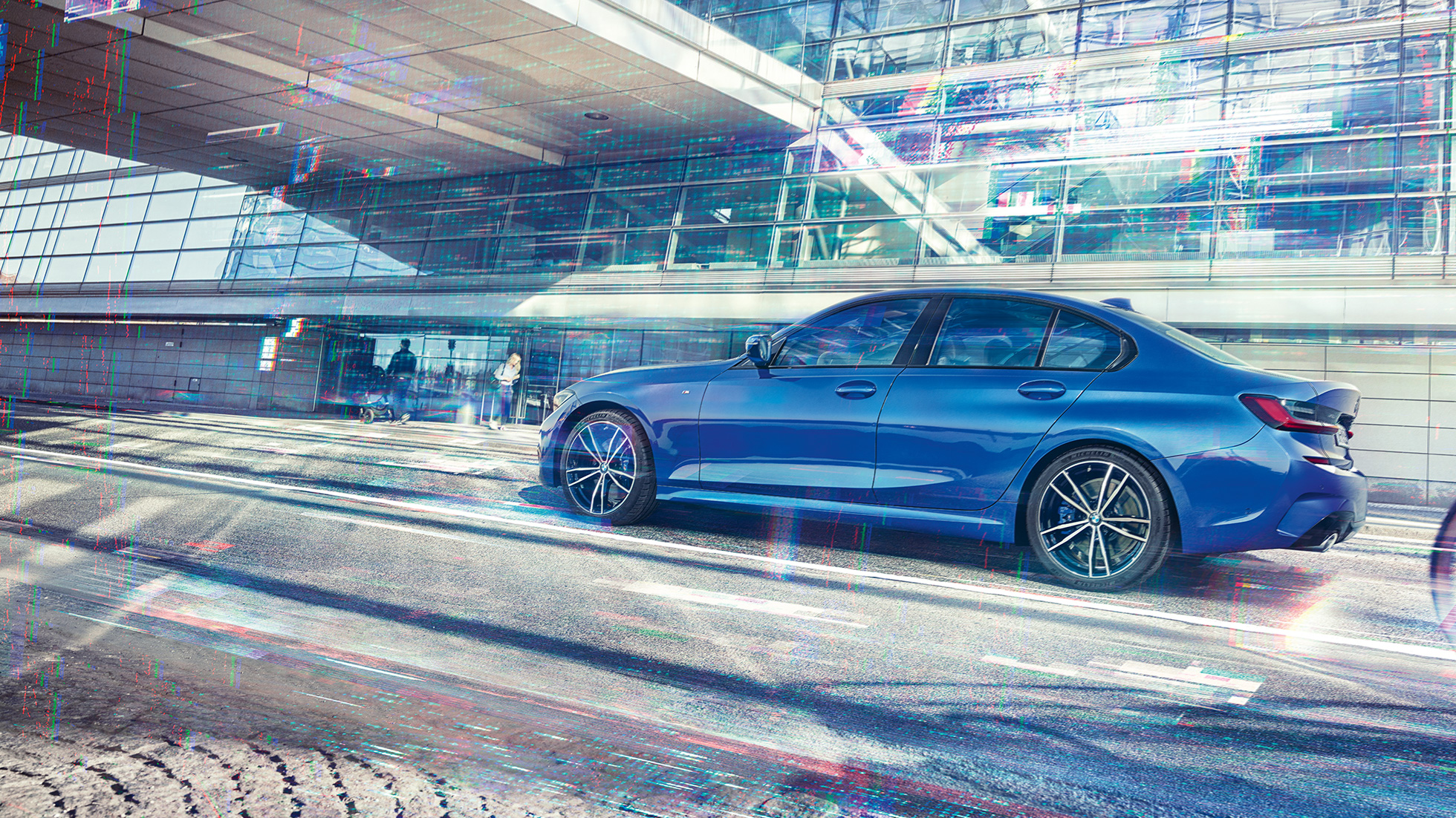 BMW 3. seeria Sedan, külgvaade. BMW 3. seeria Sedani foto külgvaates klaasist hoone ees.