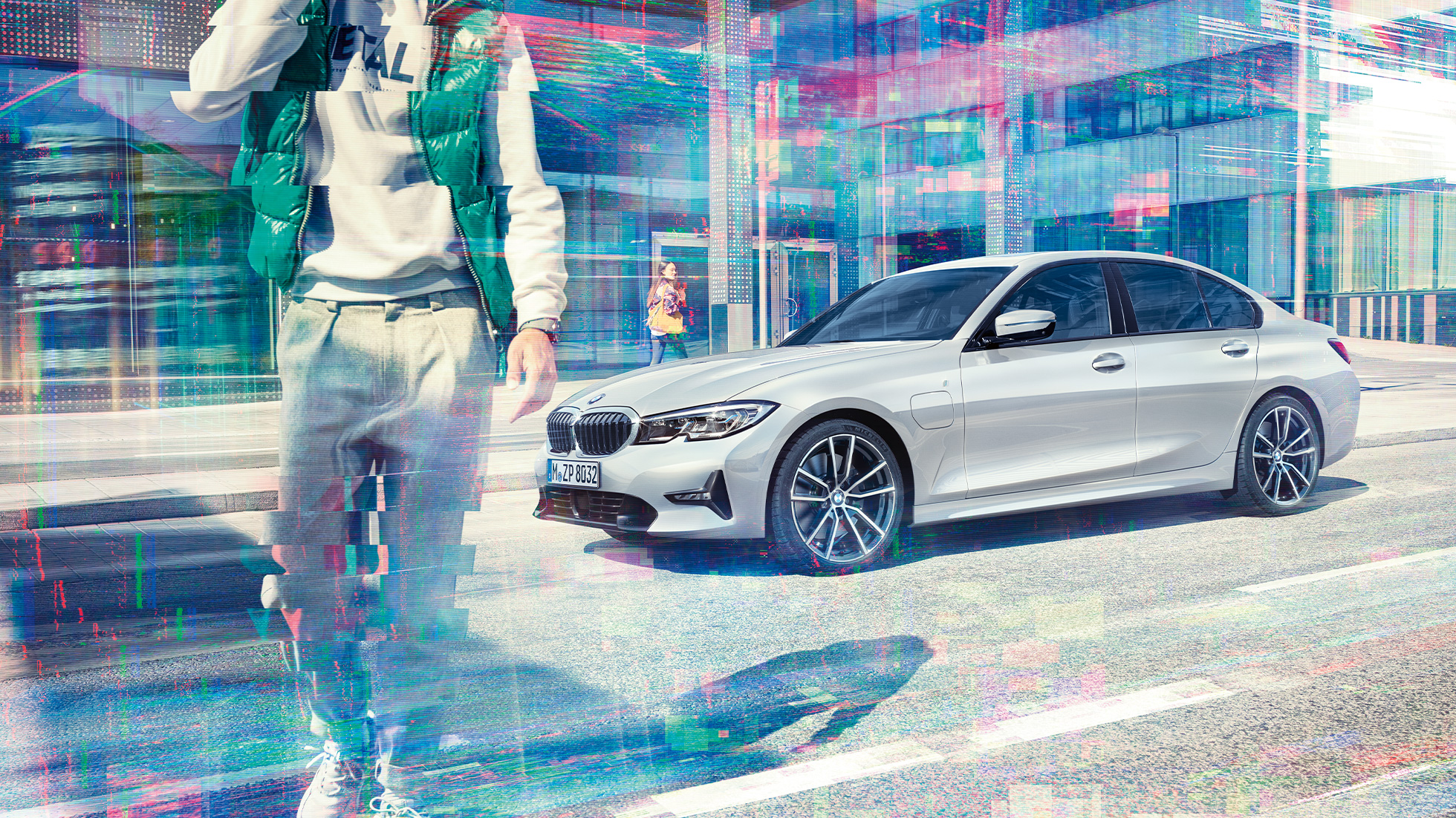 BMW 3. seeria Sedan BMW 330e, külgvaade BMW 3. seeria Sedan BMW 330e G20 Glaciersilver metallik, külgvaade sõidu ajal