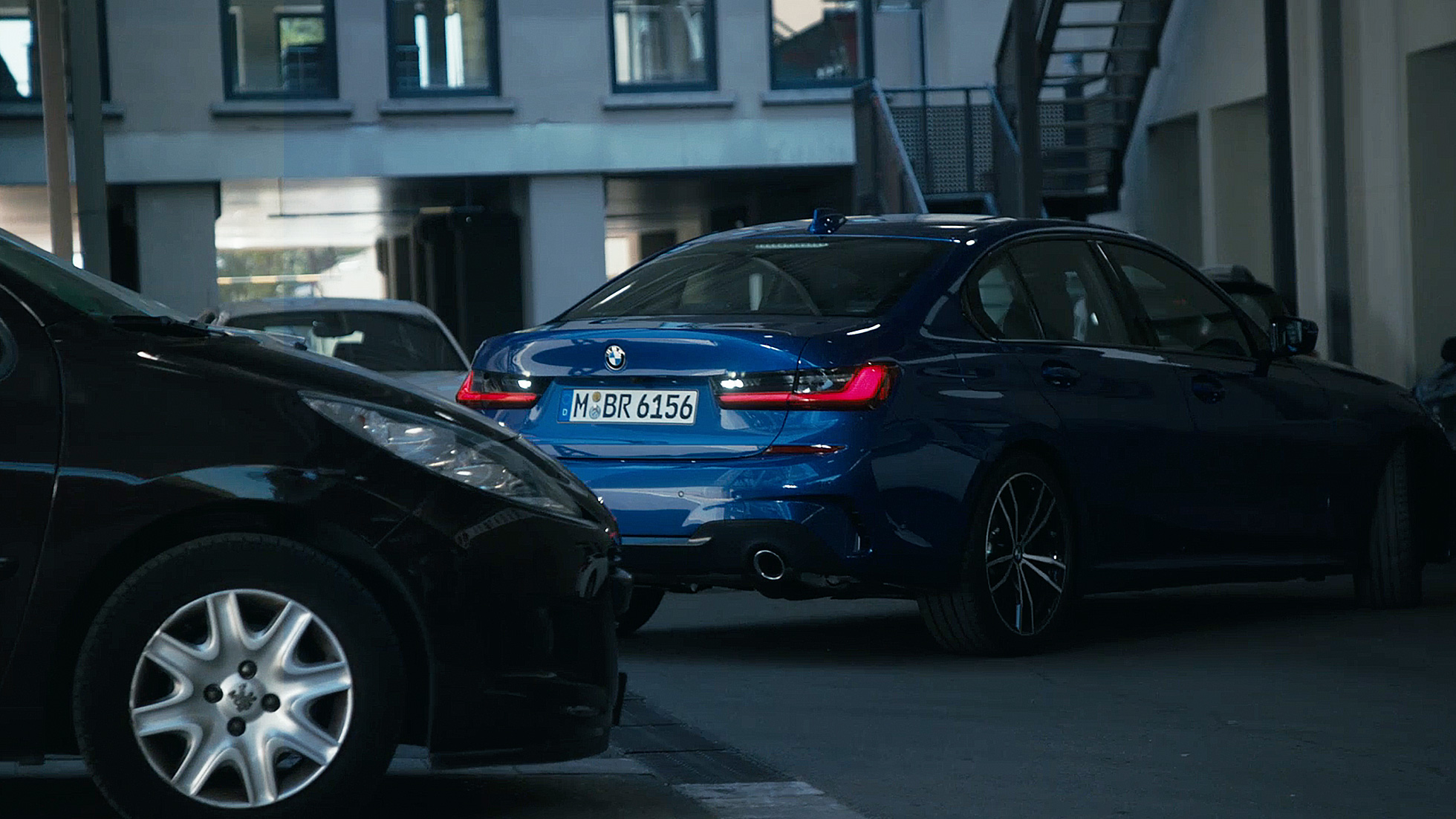 BMW 3. seeria Sedan, tagurdamise abisüsteem. BMW 3. seeria Sedani armatuurlaua lähivaade eest ja tagurdamise abisüsteem.