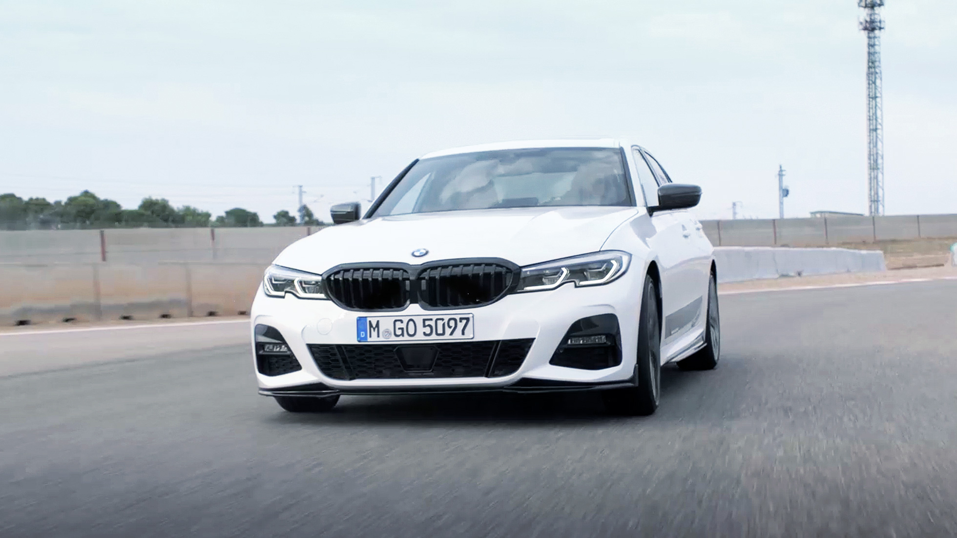 BMW 3. seeria Sedan, M Performance ’i osad. Üks neljandik eestvaade M Performance‘i osadega BMW 3. seeria Sedanist.