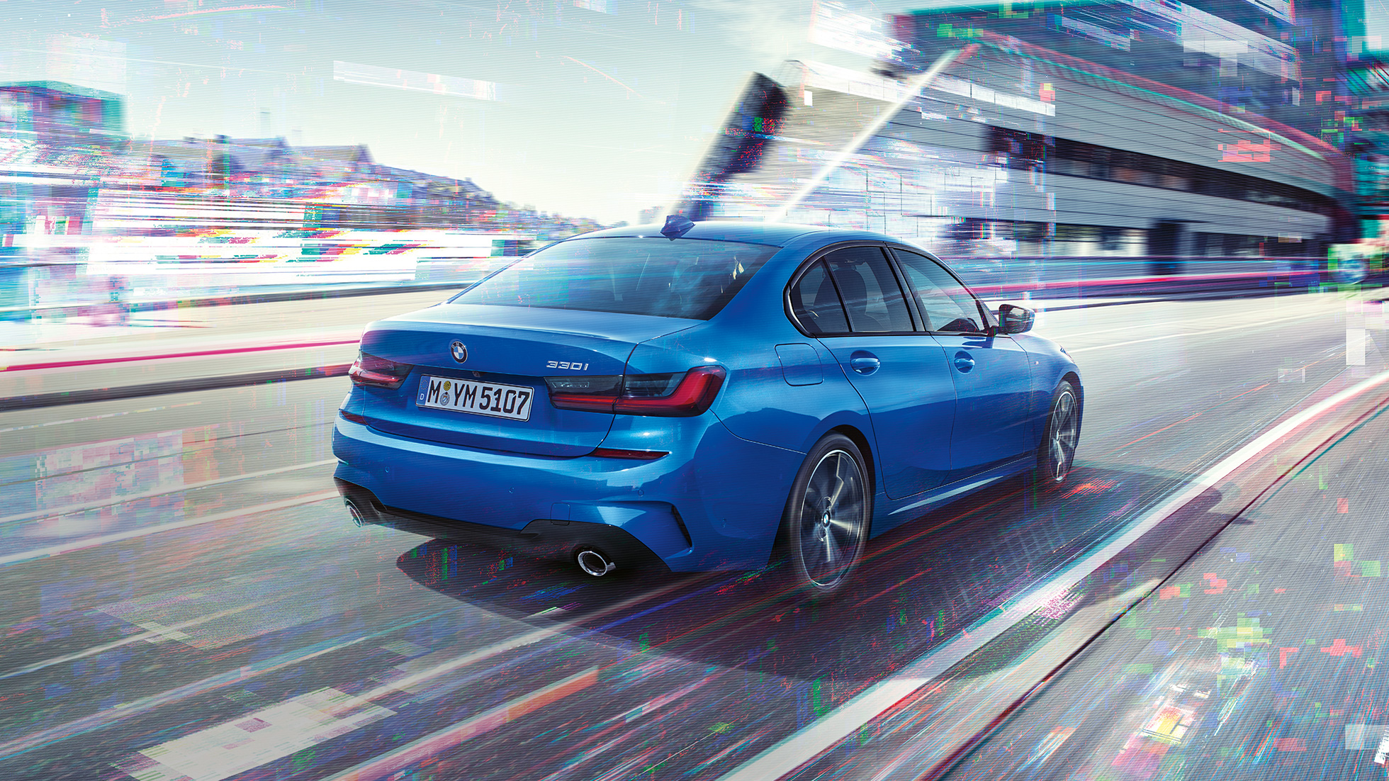BMW 3. seeria Sedan, külgvaade tagant. BMW 3. seeria Sedani kolm neljandikku tagantvaade linnas päeval.