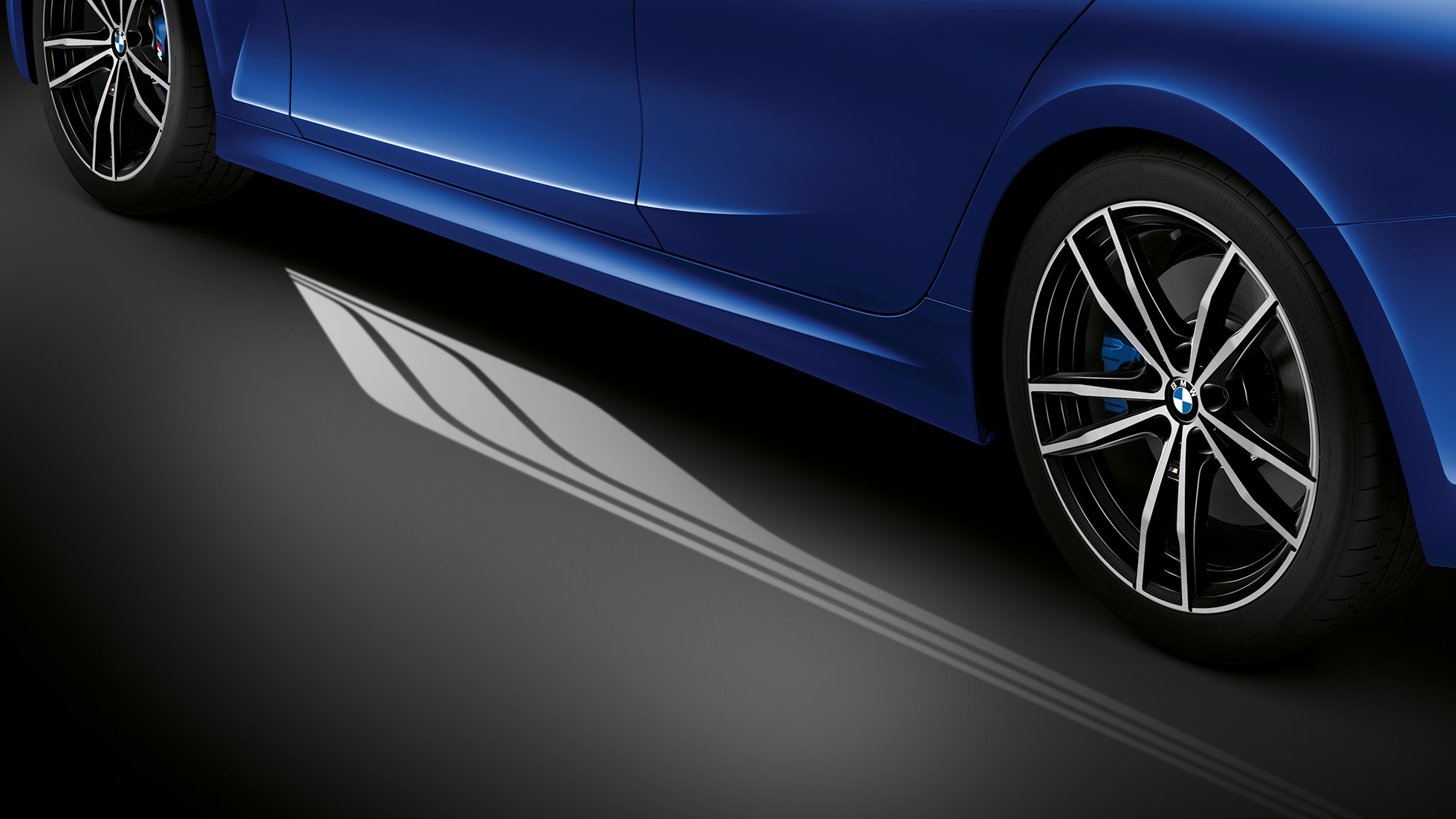 BMW 3. seeria Sedan, tervitav valgusvaip. Lähivaade avatud juhipoolsest uksest koos tervitava valgusvaibaga.