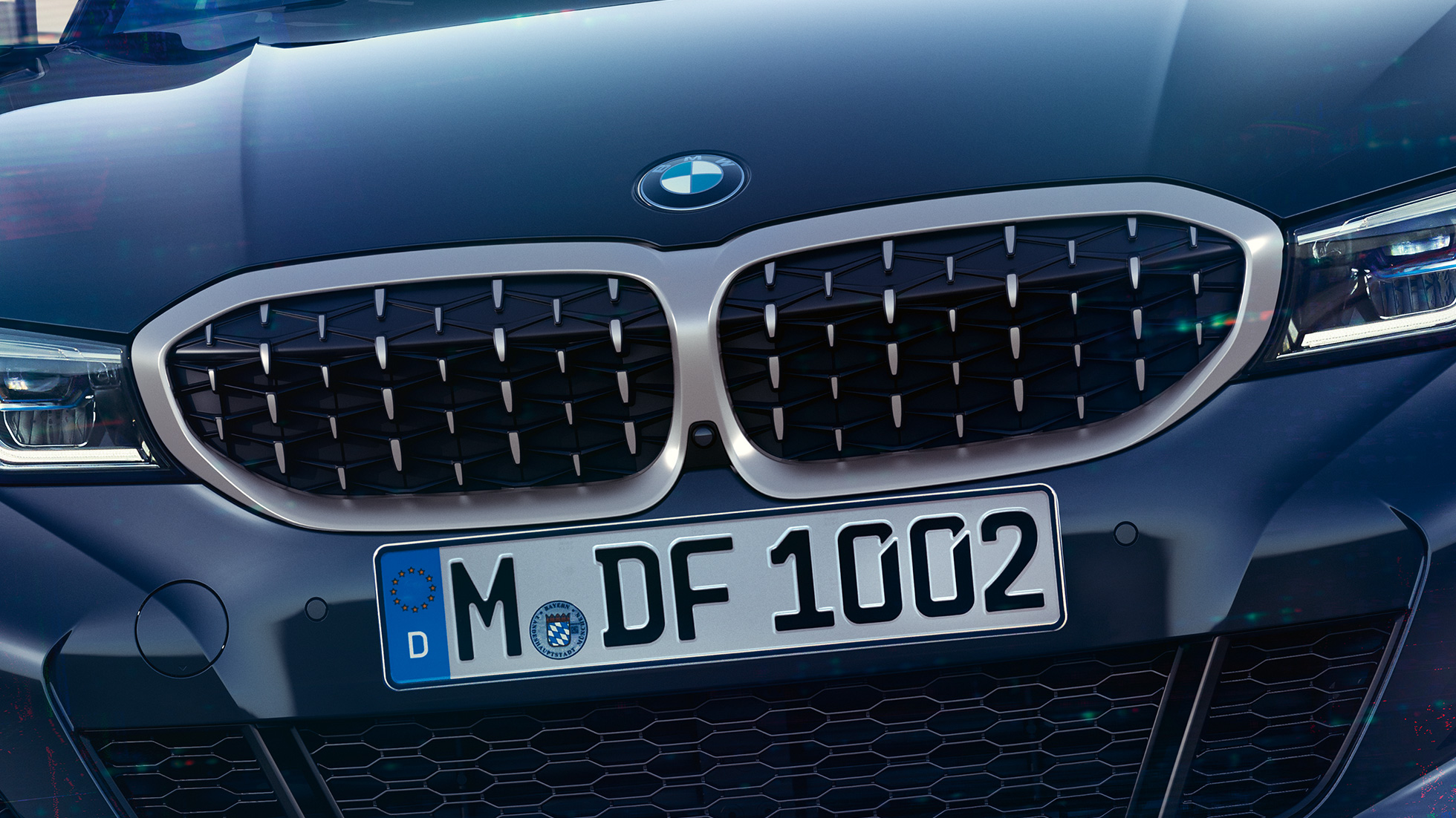 BMW 3. seeria Sedan, BMW kahepoolne neerukujuline iluvõre. Võrgudisainiga BMW neerukujuline iluvõre mudelil BMW 3. seeria Sedan M340i xDrive, lähivaade eest.