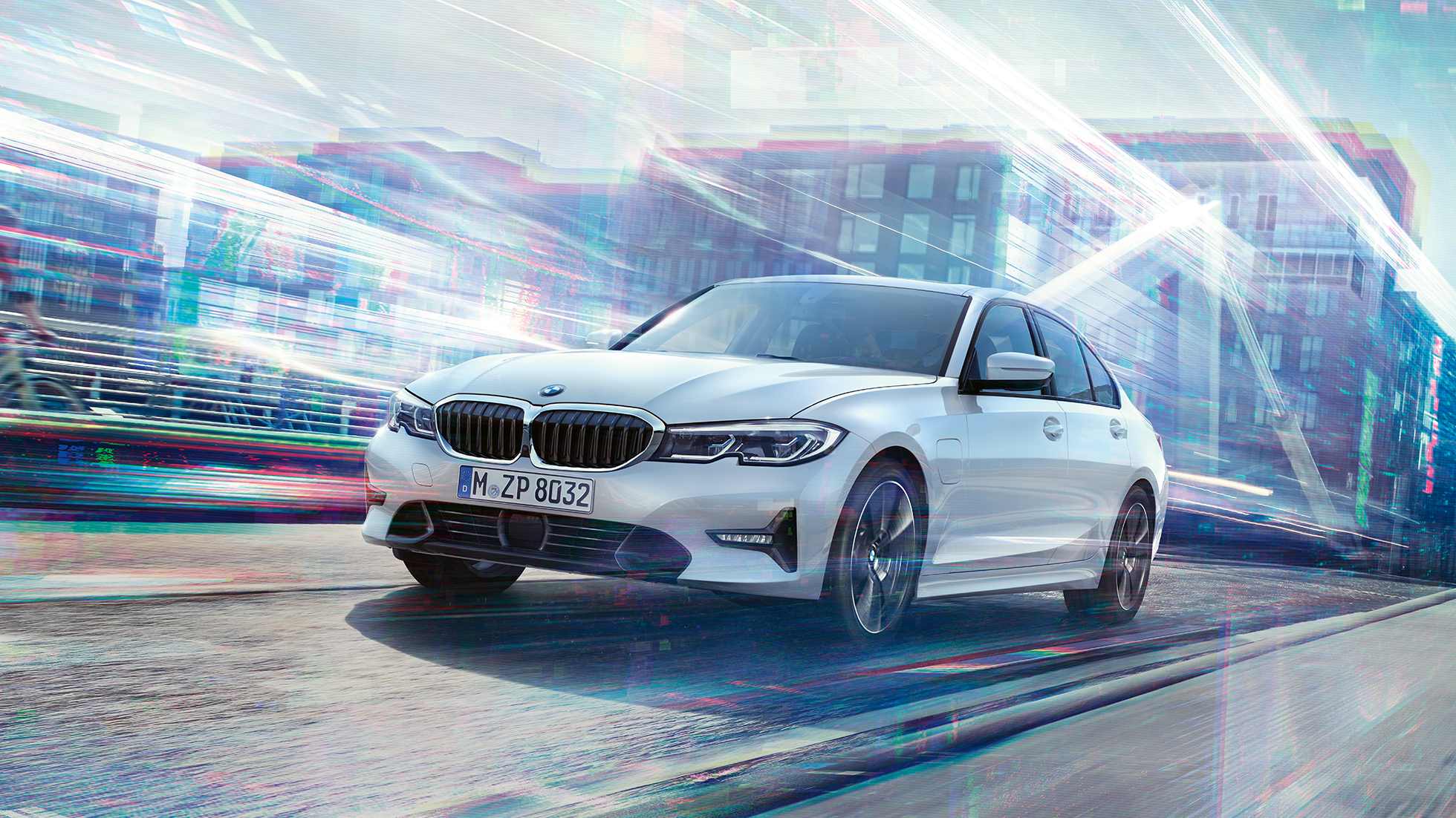 BMW 3. seeria Sedan 330e sõitmas. BMW 3. seeria Sedan 330e sõitmas linna taustal.