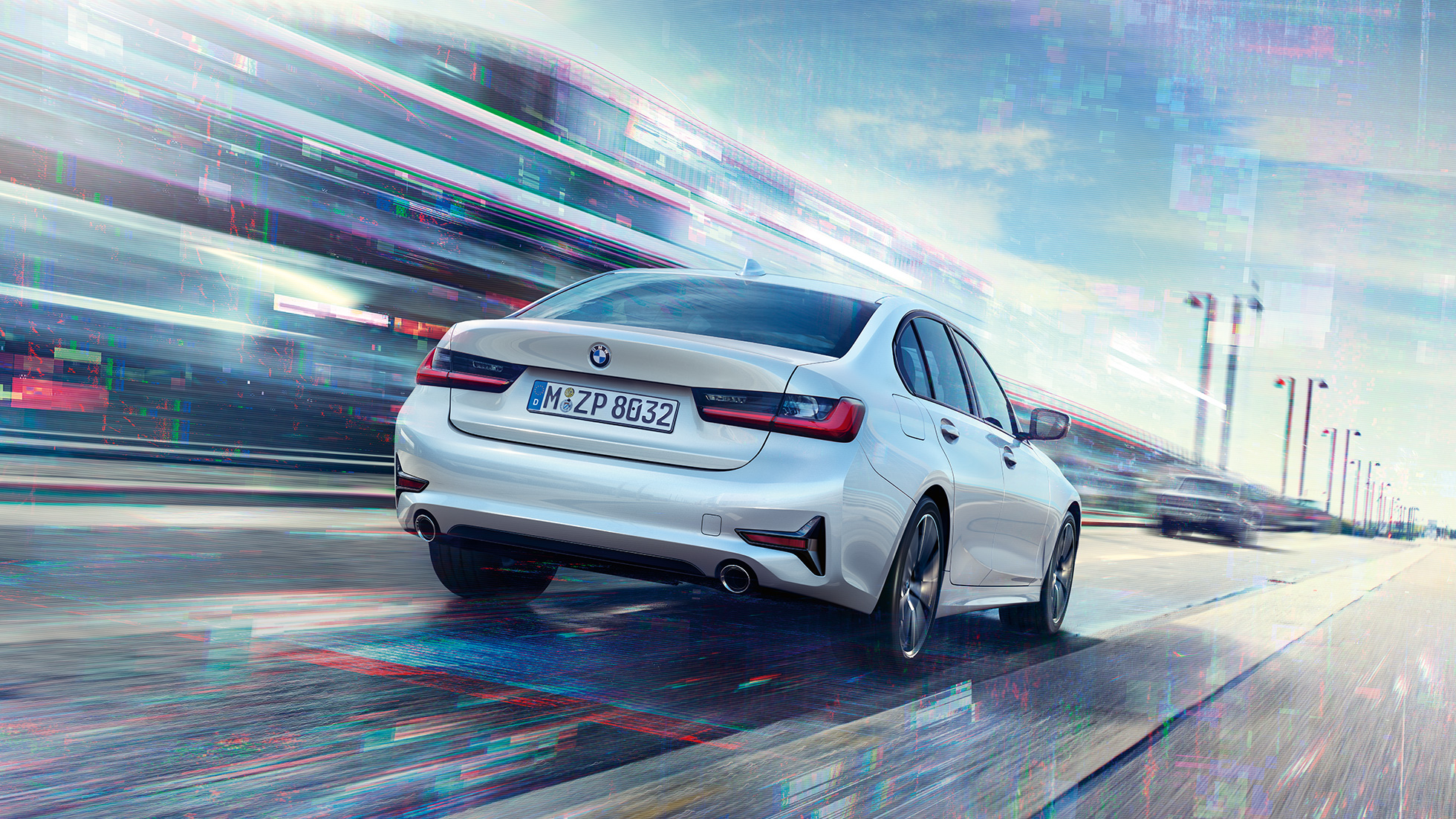BMW 3. seeria Sedan 330e tagantvaates. Sõitev BMW 3. seeria Sedan 330e kolm neljandikku tagantvaates.