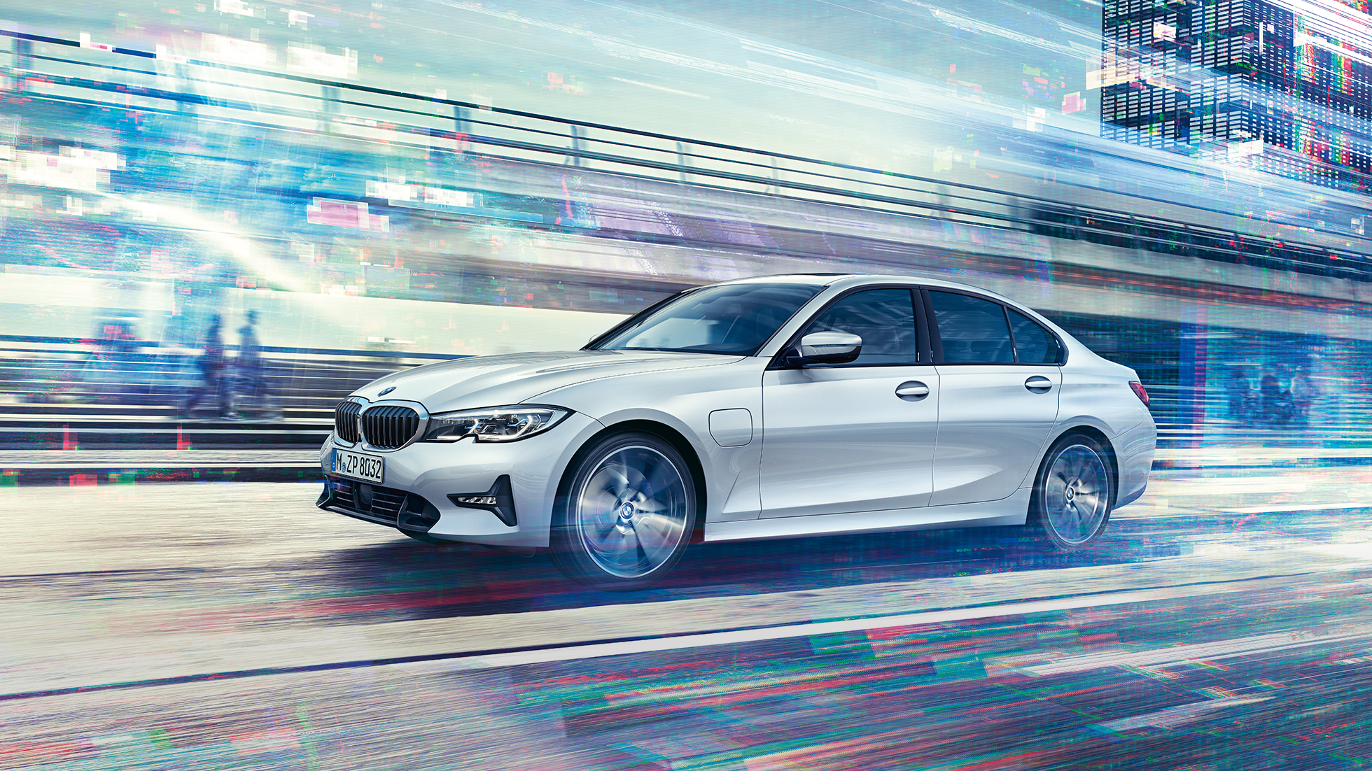BMW 3. seeria Sedan, sõitev BMW 3. seeria Sedan 330e ikülgvaates. Sõitev BMW 3. seeria Sedan 330e iPerformance eestvaates linna taustal.