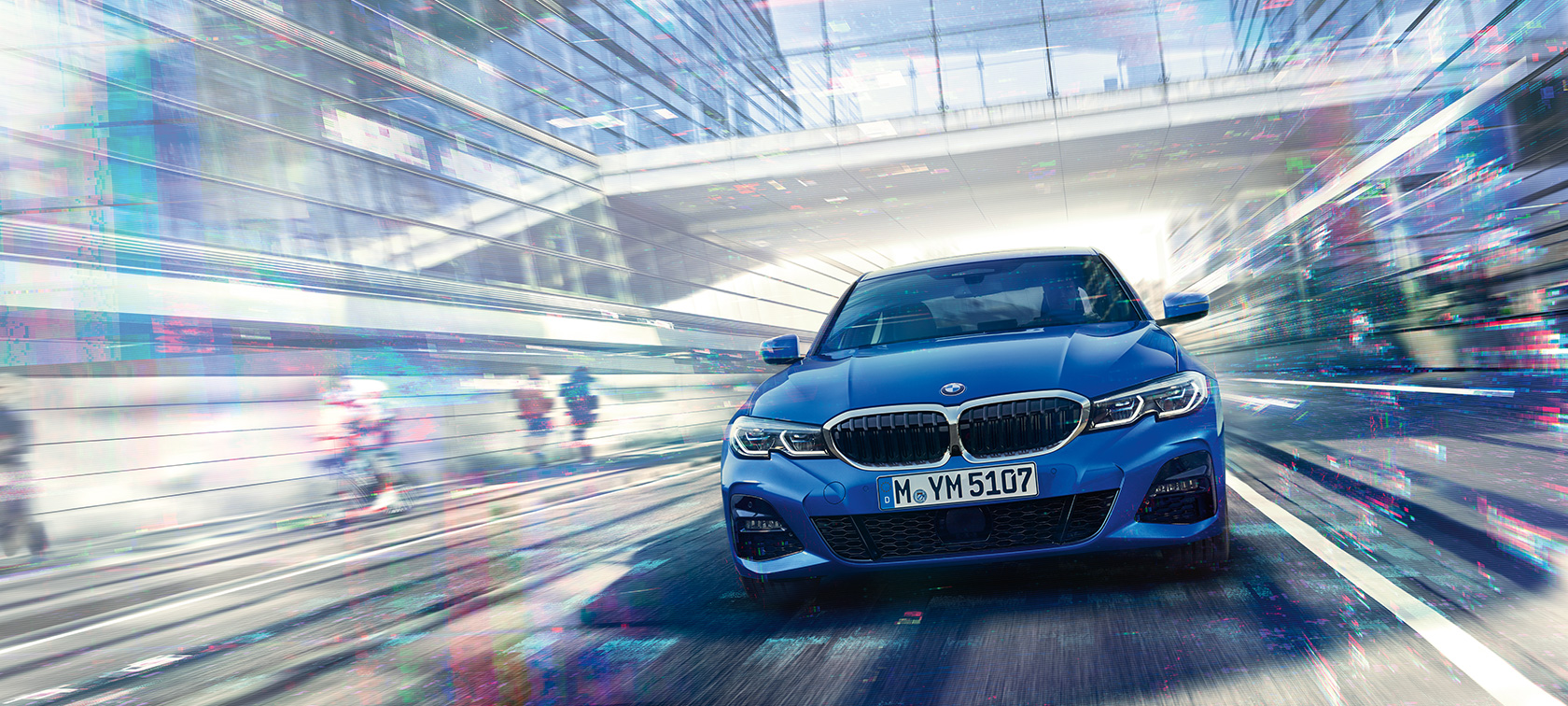 BMW 3. seeria Sedan, eestvaade. BMW 3. seeria Sedani eestvaade päeval klaashoone all.