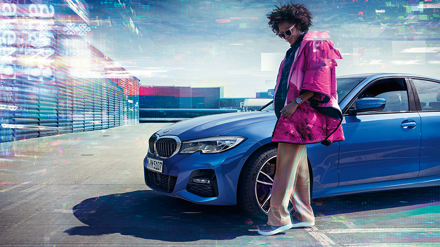 BMW 3. seeria Sedaan (G20) Portimao Blue metallik, seitse kaheksandikku eestvaade BMW 3. seeria Sedaan (G20), Portimao Blue metallik, seitse kaheksandikku eestvaade parkimismajas, inimene taustal