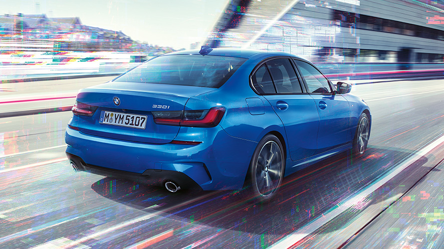 BMW 3. seeria Sedaan (G20), tagantvaade küljelt. BMW 3. seeria Sedaan (G20), kolm neljandikku tagantvaade päeval linnas.