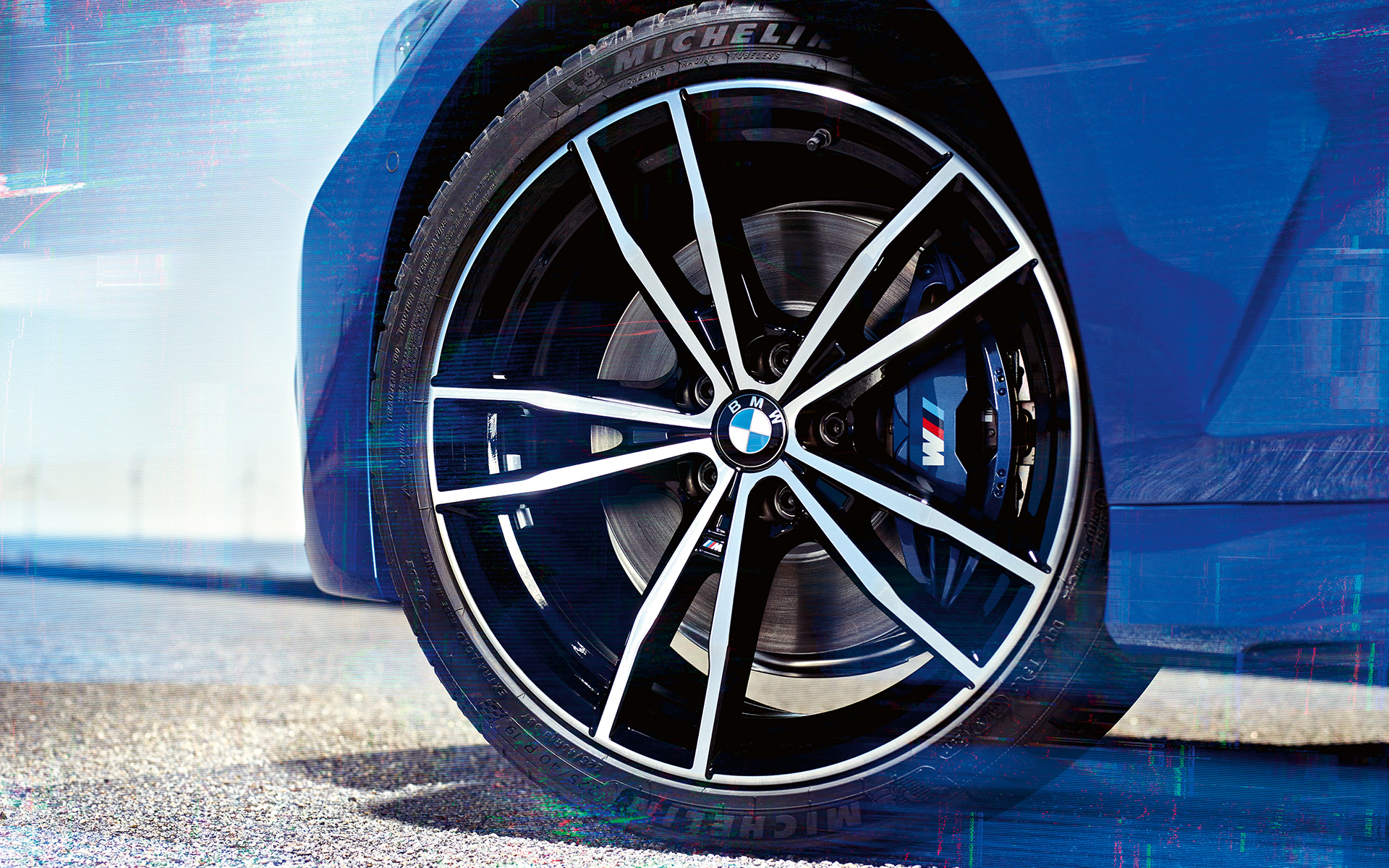 BMW 3. seeria Sedaan (G20), kergmetallveljed 791 M. BMW 3. seeria Sedaan (G20), 19-tollised M-kergmetallveljed 791 M Jet Black, lähivaade.