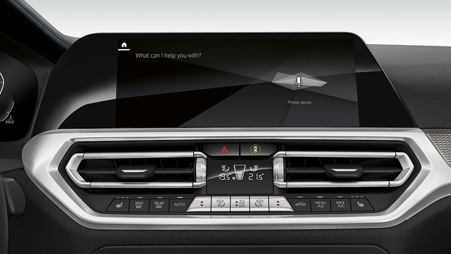 BMW 3. seeria Sedaan (G20), BMW intelligentne isiklik assistent. BMW 3. seeria Sedaan (G20), juhikoha ekraani lähivaade koos BMW intelligentse isikliku assistendiga.