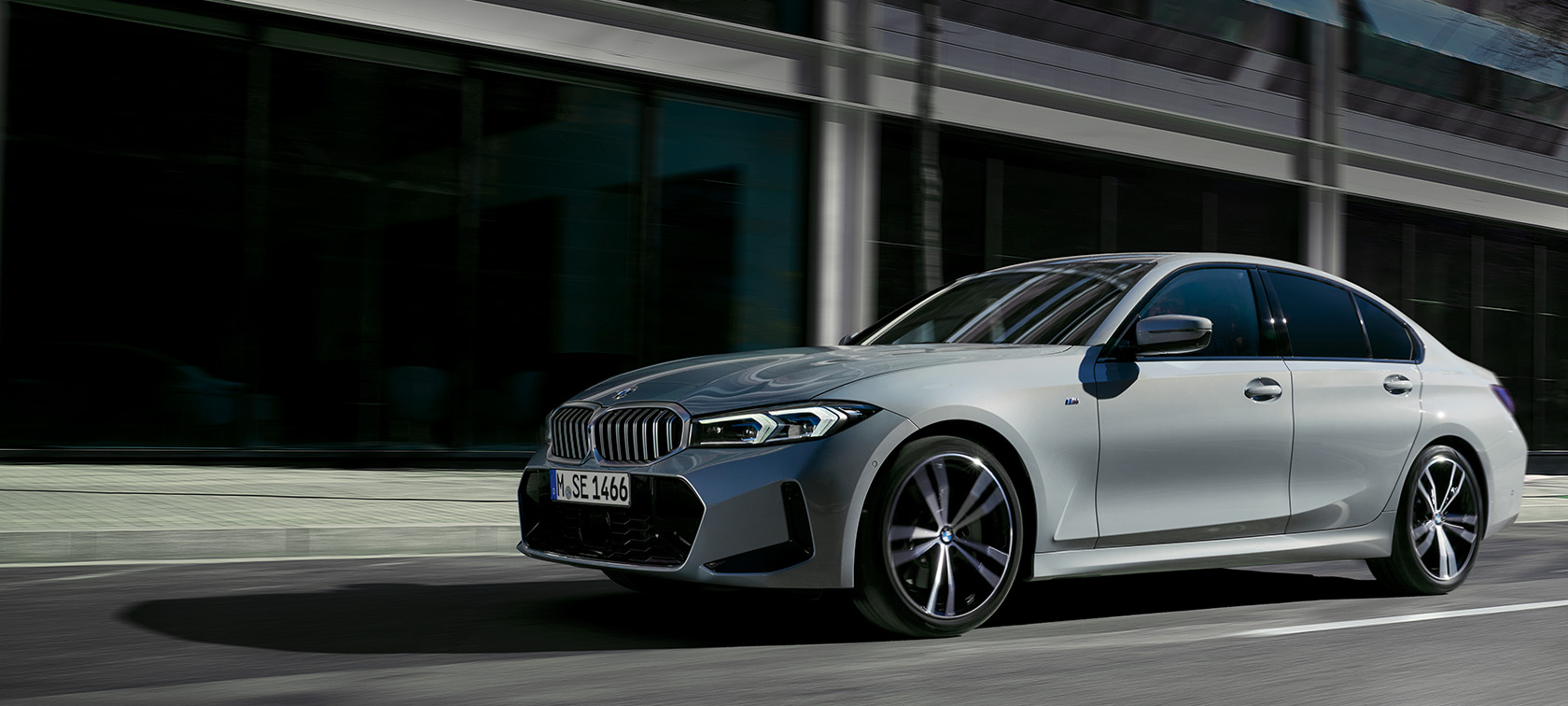 BMW 3. seeria Sedaan LCI G20, Brooklyn Grey, külgvaade seina ees seistes