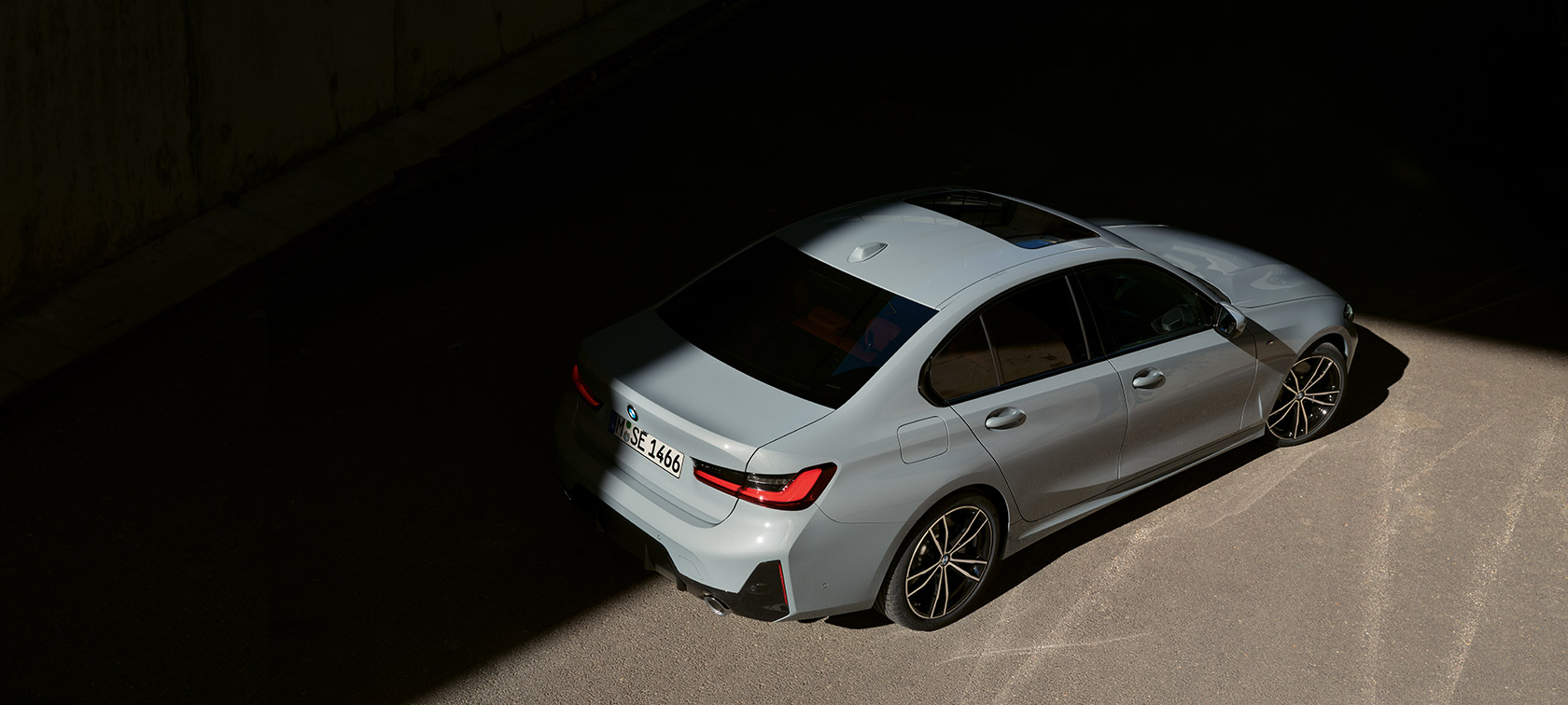 BMW 3. seeria Sedaan LCI G20, Brooklyn Grey, kolm neljandikku tagantvaade ülalt seistes BMW 3. seeria Sedaan LCI G20, kolm neljandikku tagantvaade ülalt seistes