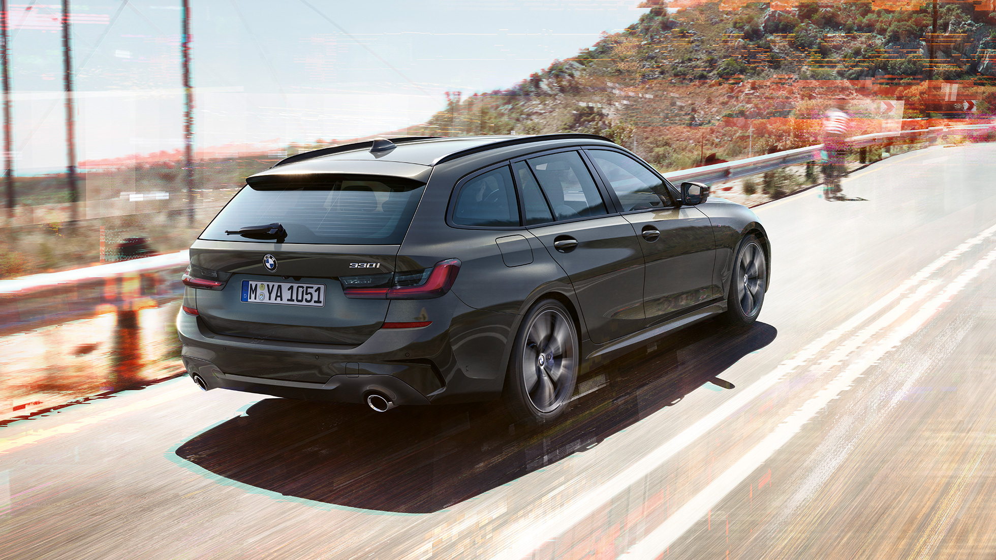 BMW 3. seeria Touring, kolm neljandikku tagantvaade BMW 3. seeria Touring, kolm neljandikku tagantvaade sõites sillal, taustaks maapiirkond