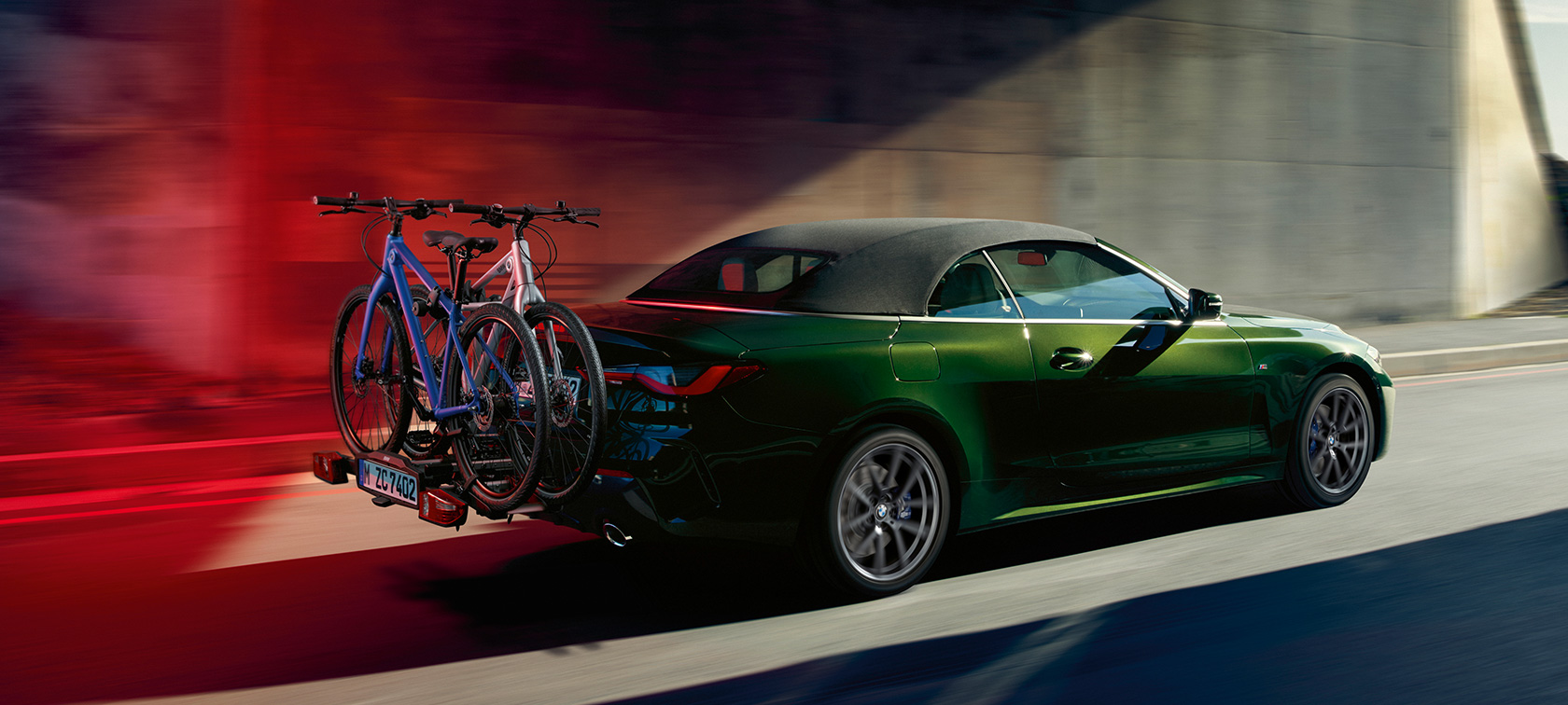 Kolm neljandikku tagantvaade ja BMW tagumine rattahoidik Pro 2.0, BMW 4. seeria Cabrio G23 2020 BMW 4. seeria Cabrio G23 toonis Sanremo Green metallik, 2020, kolm neljandikku tagantvaade ja BMW tagumine rattahoidik Pro 2.0