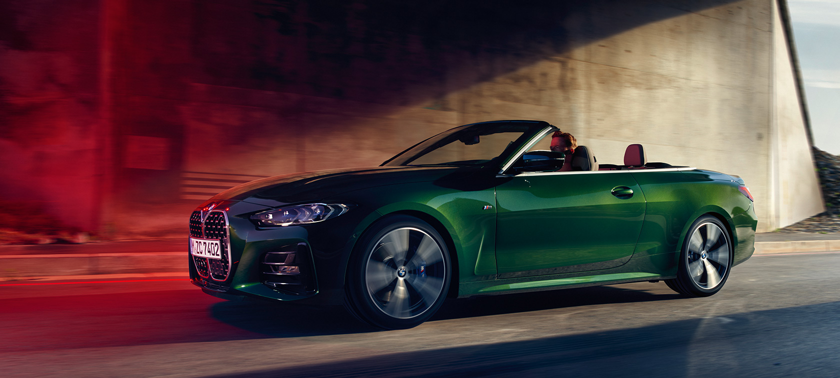 Kolm neljandikku külgvaade, BMW 4. seeria Cabrio G23 2020, liikumises BMW 4. seeria Cabrio G23 2020 toonis Sanremo Green metallik, kolm neljandikku külgvaade liikumise ajal