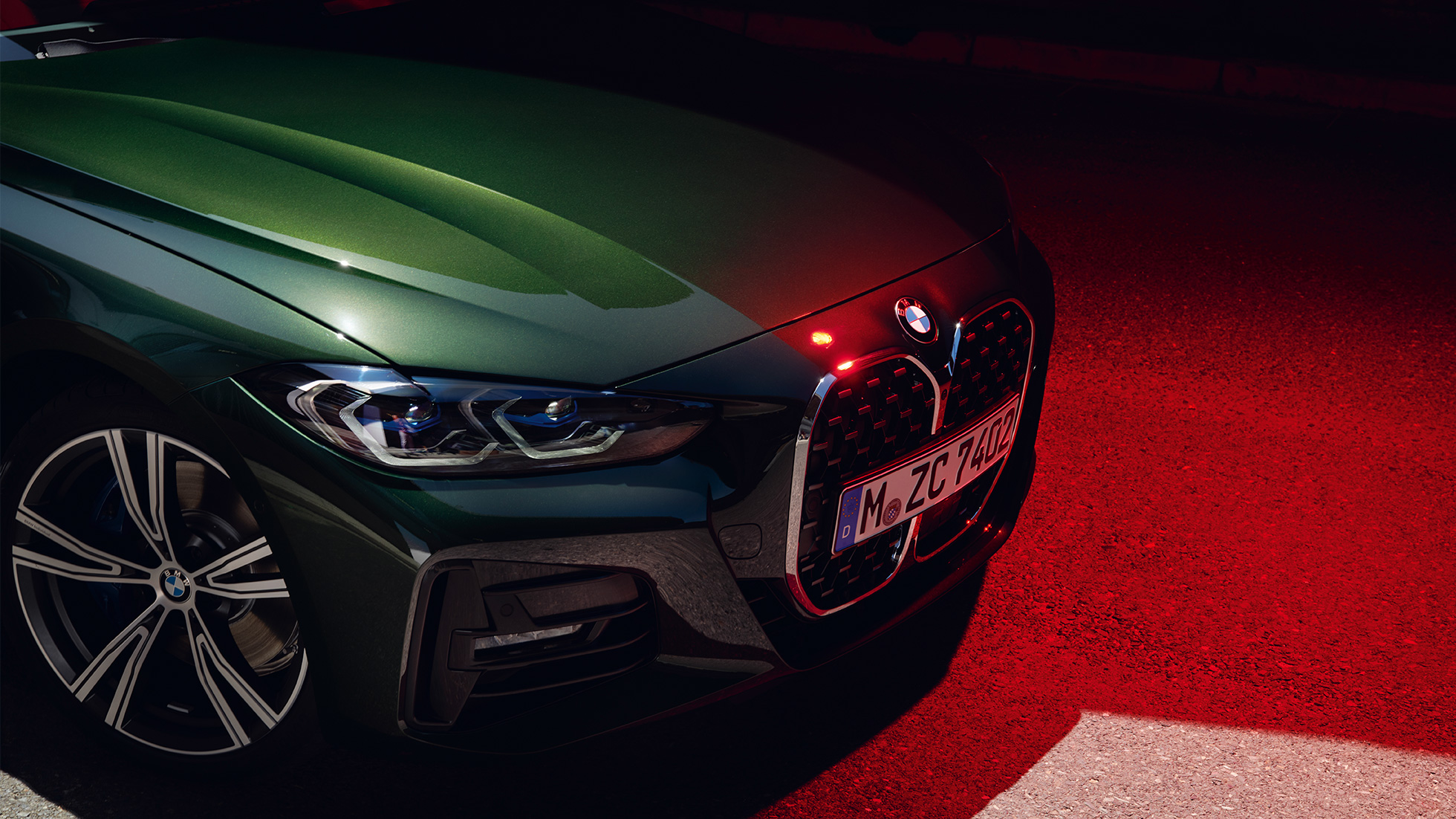 Eestvaade, kahepoolne neerukujuline iluvõre, BMW 4. seeria Cabrio G23 2020 BMW 4. seeria Cabrio G23 2020 toonis Sanremo Green metallik, eestvaade seistes, neerukujulise iluvõre lähivaade