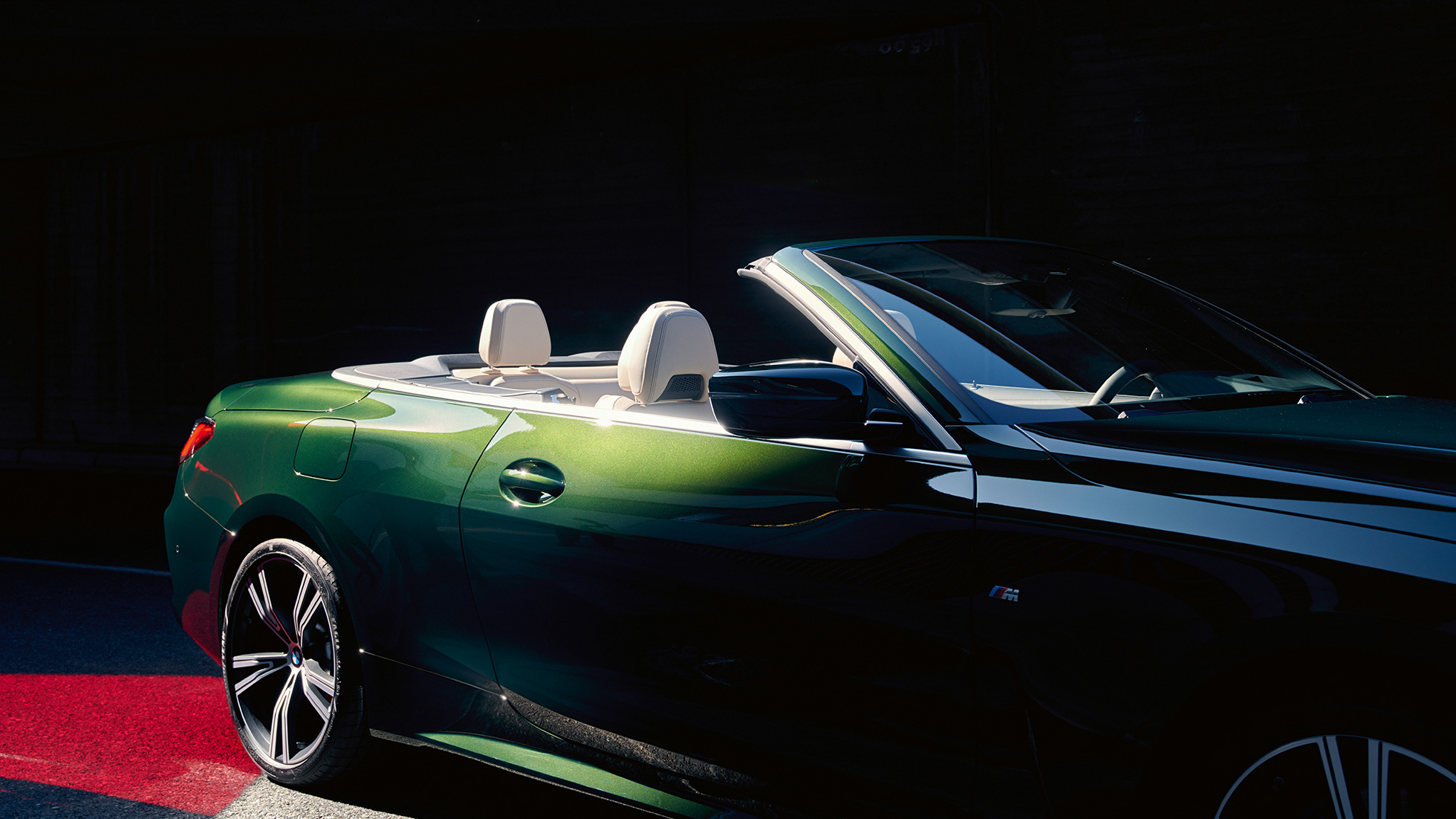 Kolm neljandikku eestvaade, BMW 4. seeria Cabrio G23 2020, sõitmas BMW 4. seeria Cabrio G23 2020 toonis Sanremo Green metallik, kolm neljandikku tagantvaade liikumise ajal