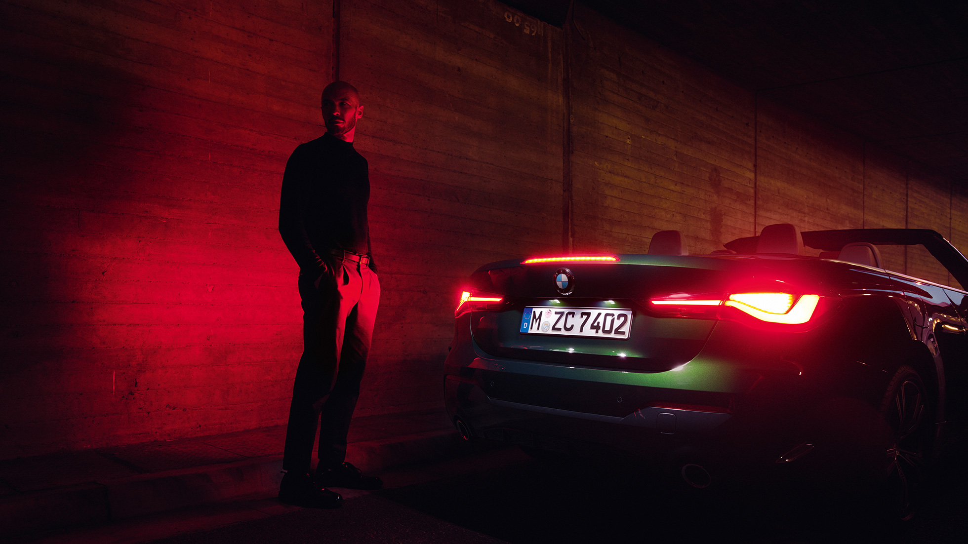 Külgvaade avatud pehmekatusega, BMW 4. seeria Cabrio G23 2020 BMW 4. seeria Cabrio G23 2020 toonis Sanremo Green metallik, kolm neljandikku eestvaade avatud pehmekatusega