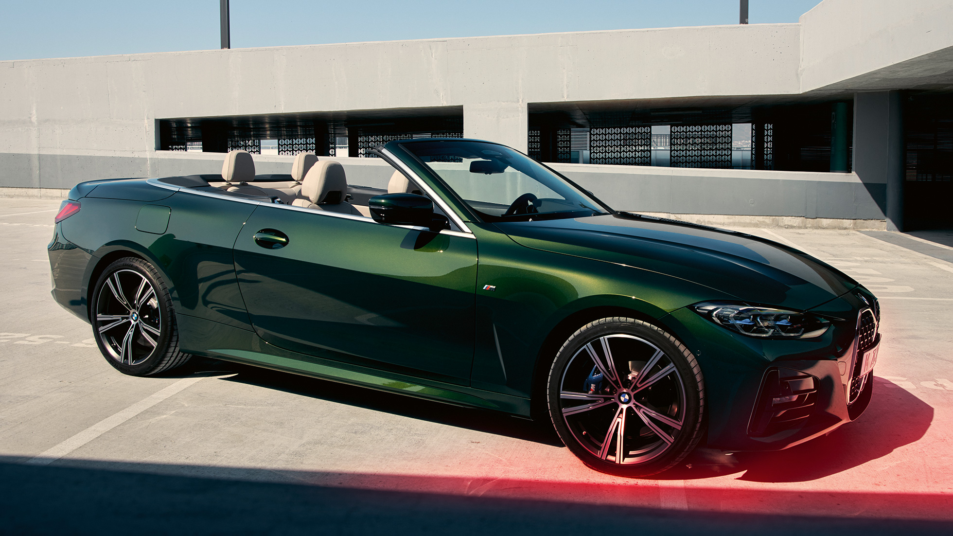 Kolm neljandikku eestvaade, BMW 4. seeria Cabrio G23 2020, mehega BMW 4. seeria Cabrio G23 toonis Sanremo Green metallik, 2020, eestvaade, kõrval seisab mees