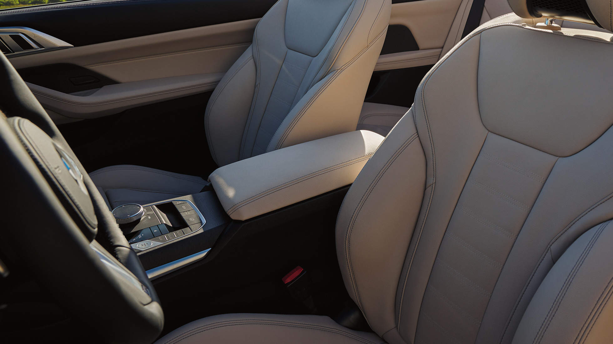BMW 4. seeria Cabrio G23 keskkonsool ja istmed BMW 4. seeria Cabrio G23 2020 toonis Sanremo Green metallik, salong, keskkonsool ja istmed