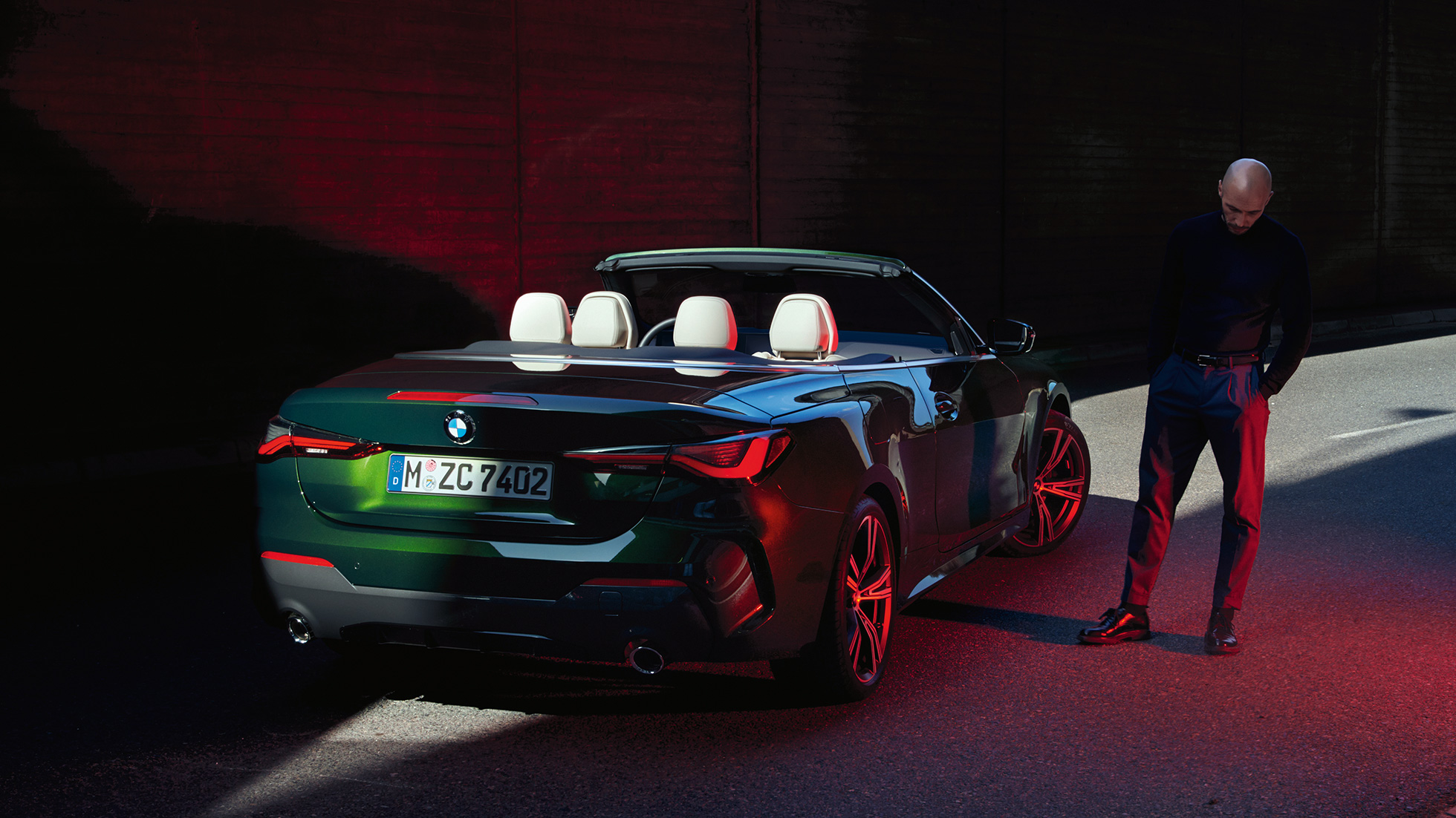 Kolm neljandikku tagantvaade koos tagatuledega, BMW 4. seeria Cabrio G23 2020 BMW 4. seeria Cabrio G23 2020 toonis Sanremo Green metallik, kolm neljandikku tagantvaade koos tagatuledega