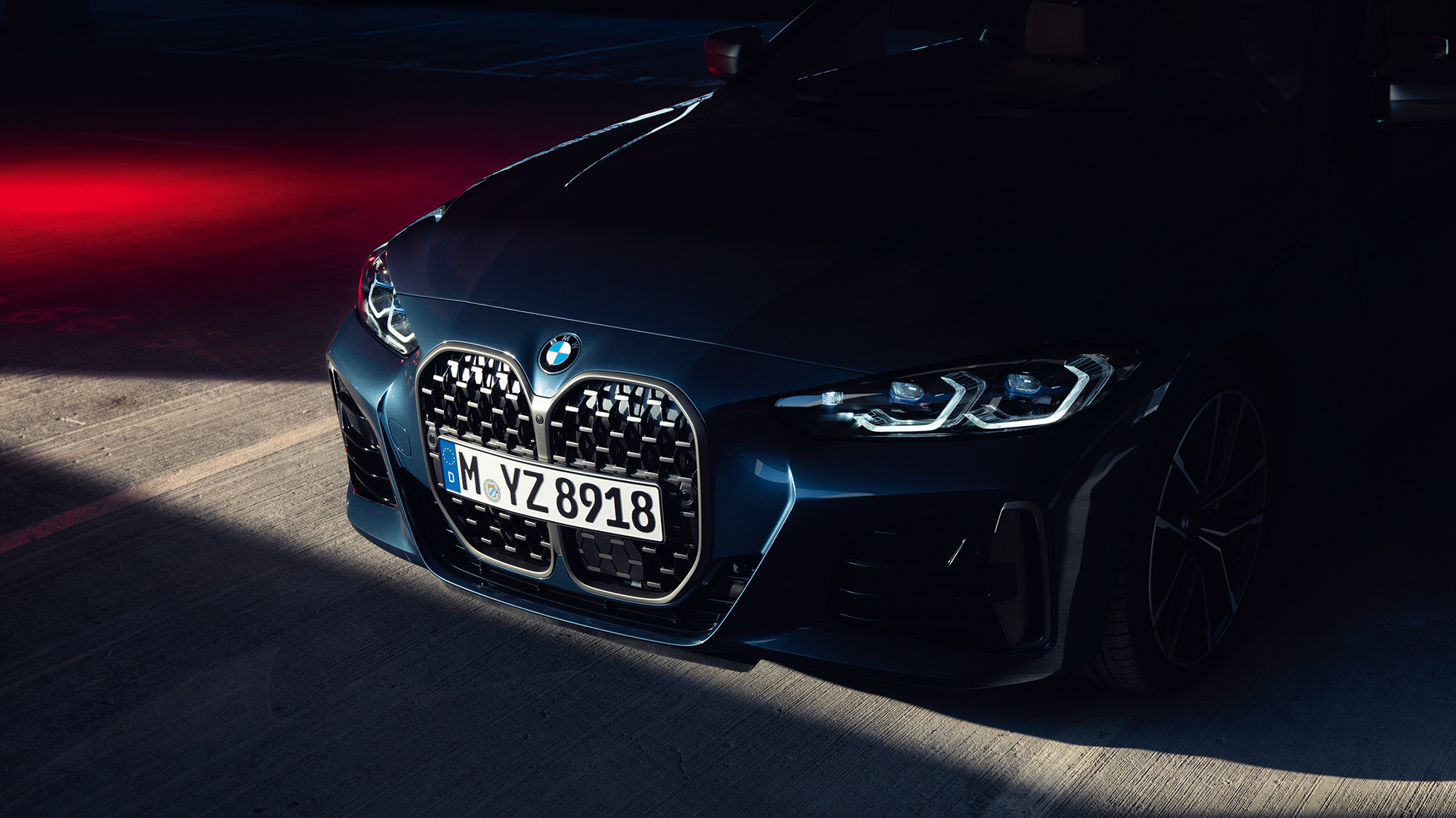 BMW 4 seeria Coupé G22 2020 eestvaade kaheosalisele neerukujulisele iluvõrele BMW 4. seeria Coupé G22 2020 Arctic Race Blue metallik, lähivaade eest kaheosalisele neerukujulisele iluvõrele