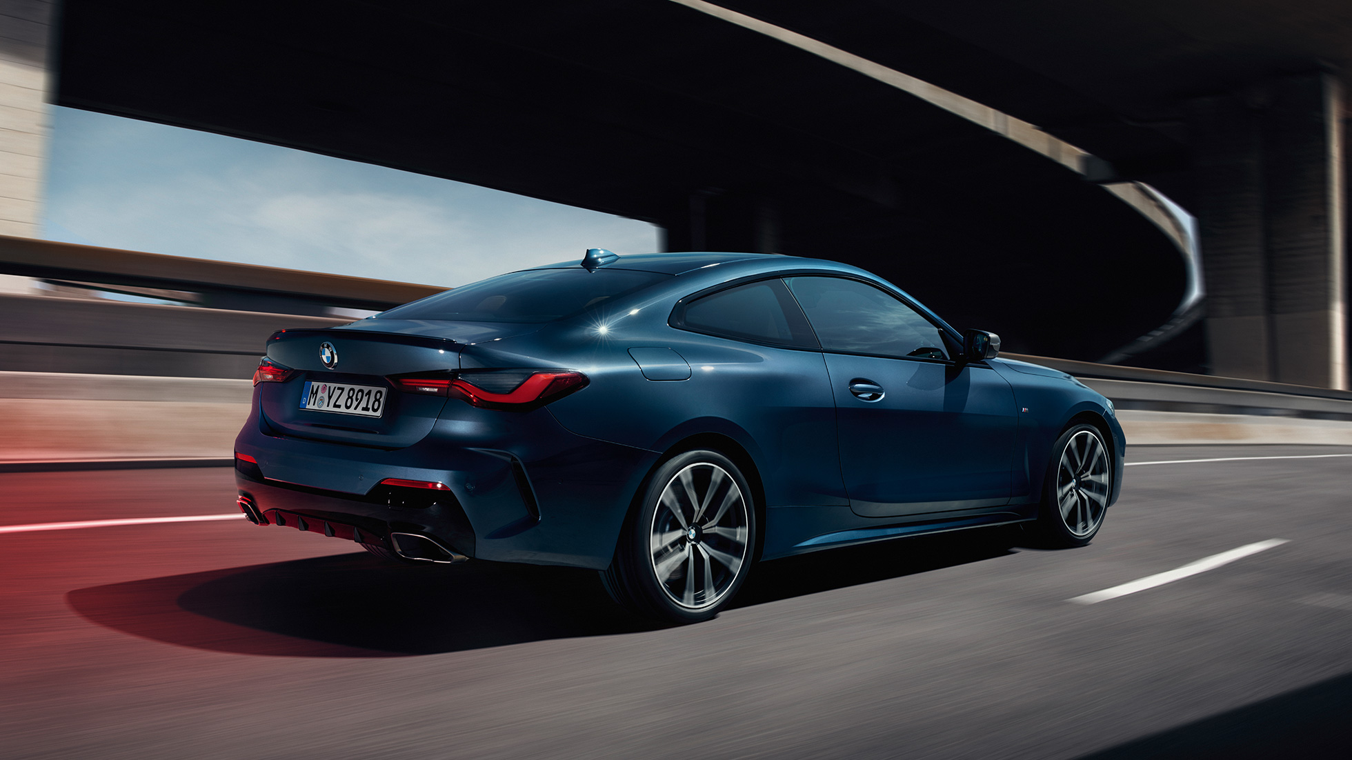 BMW 4. seeria Coupé G22 2020 kolm neljandikku külgvaade BMW 4. seeria Coupé G22 2020 Arctic Race Blue metallik, kolm neljandikku külgvaade sõites