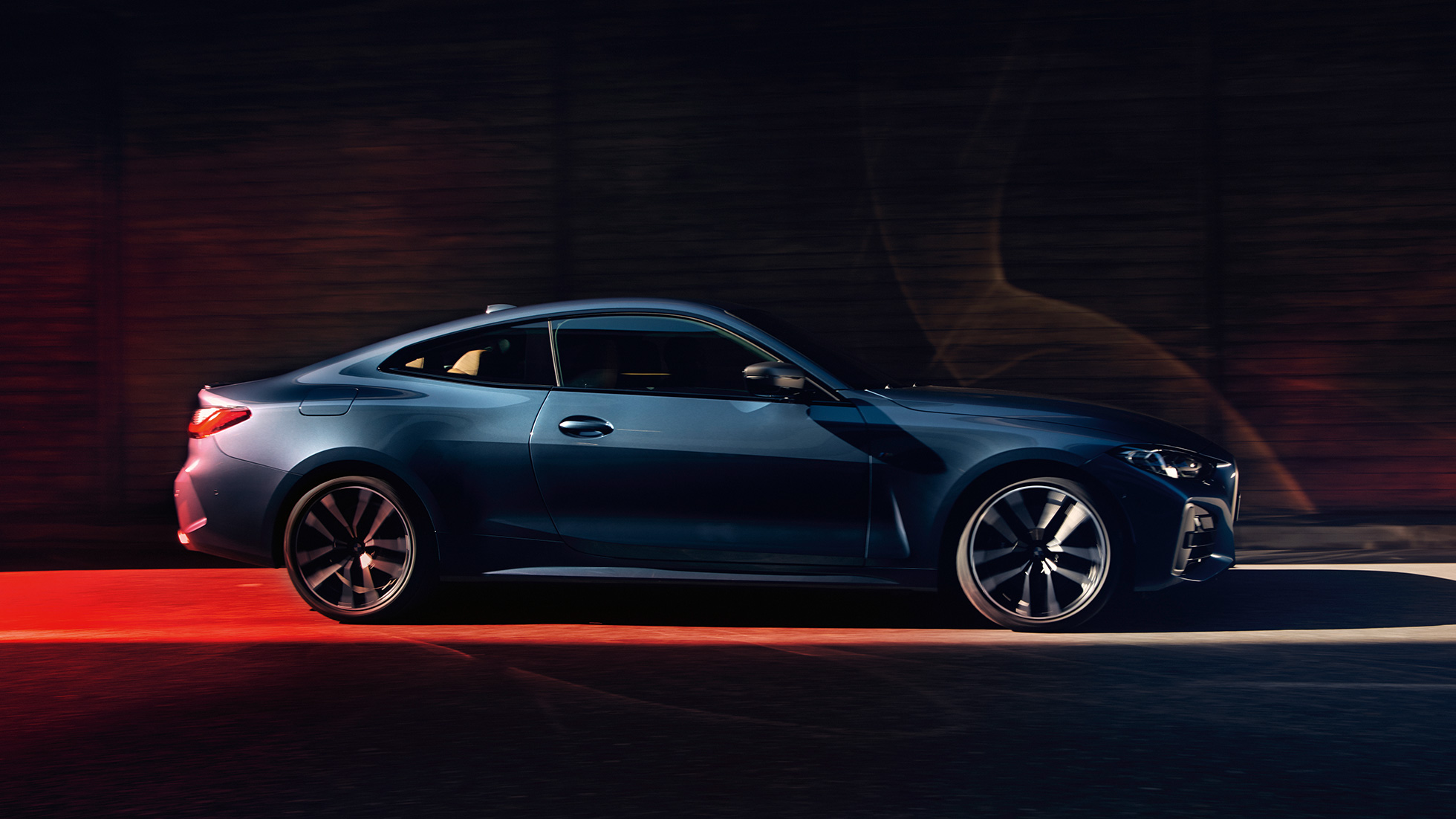 BMW 4. seeria Coupé G22 2020 külgvaade BMW 4. seeria Coupé G22 2020 Arctic Race Blue metallik, külgvaade sõites