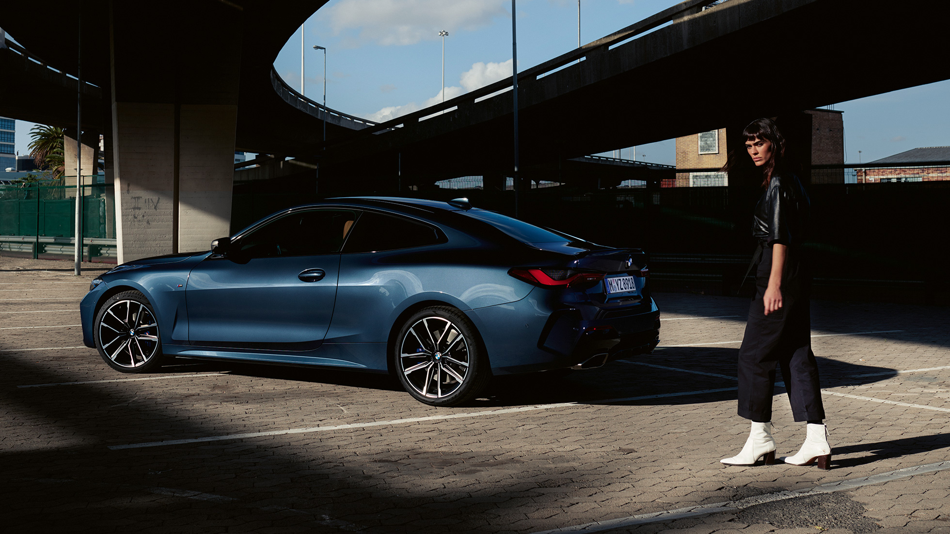 BMW 4. seeria Coupé G22 2020 külgvaade langevale katusejoonele BMW 4. seeria Coupé G22 Arctic Race Blue metallik 2020 külgvaade langevale katusejoonele