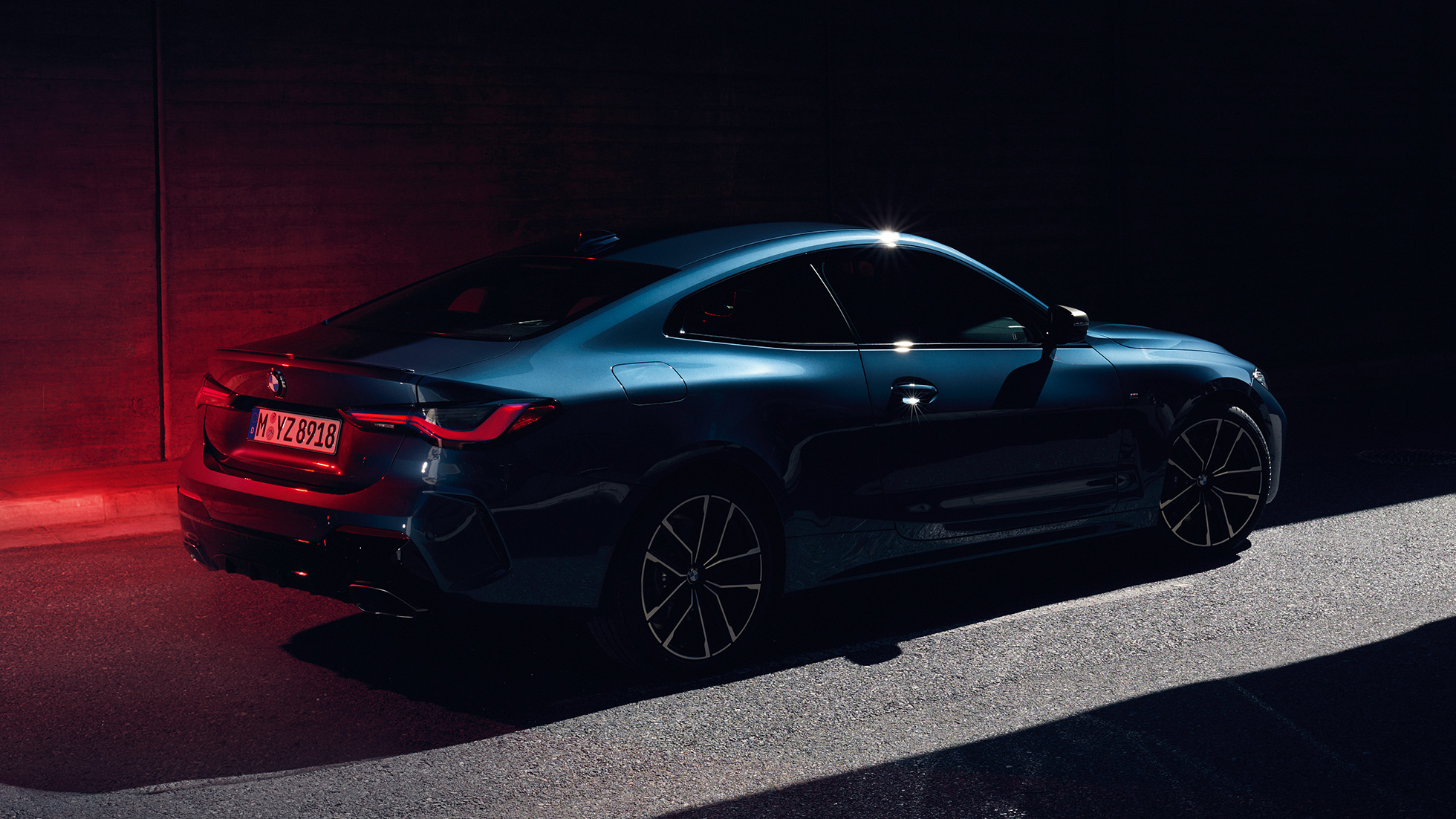 BMW 4. seeria Coupé G22, kolm neljandikku tagantvaade Hofmeisteri kaarega õlejoonele BMW 4. seeria Coupé G22 2020 Arctic Race Blue metallik, kolm neljandikku tagantvaade Hofmeisteri kaarega õlajoonele