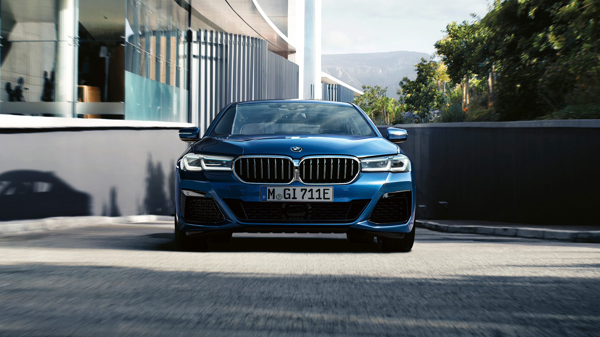 BMW 5. seeria Sedaan G30, neerukujuline iluvõre ja esispoiler BMW 5. seeria Sedaan G30 Facelift 2020 Phytonic Blue, neerukujuline iluvõre ja esispoiler, lähivaade eest