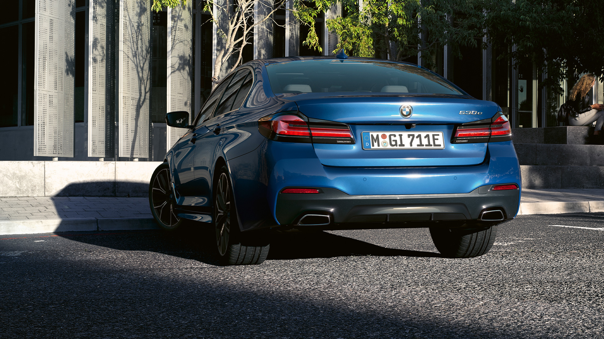 BMW 5. seeria Sedaan G30, tagaspoiler BMW 5. seeria Sedaan G30 Facelift 2020 Phytonic Blue, vabakujulised summutitorud, lähivaade tagant