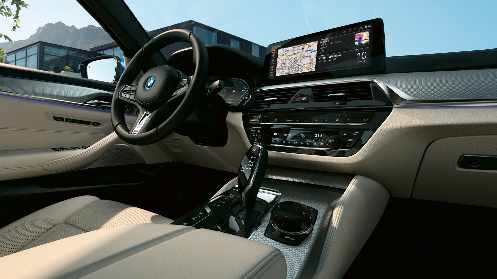 BMW 5. seeria Sedaan G30, salong BMW 5. seeria Sedaan G30 Facelift 2020 salong, keskpaneeli ekraan ja nahkkattega sportrool