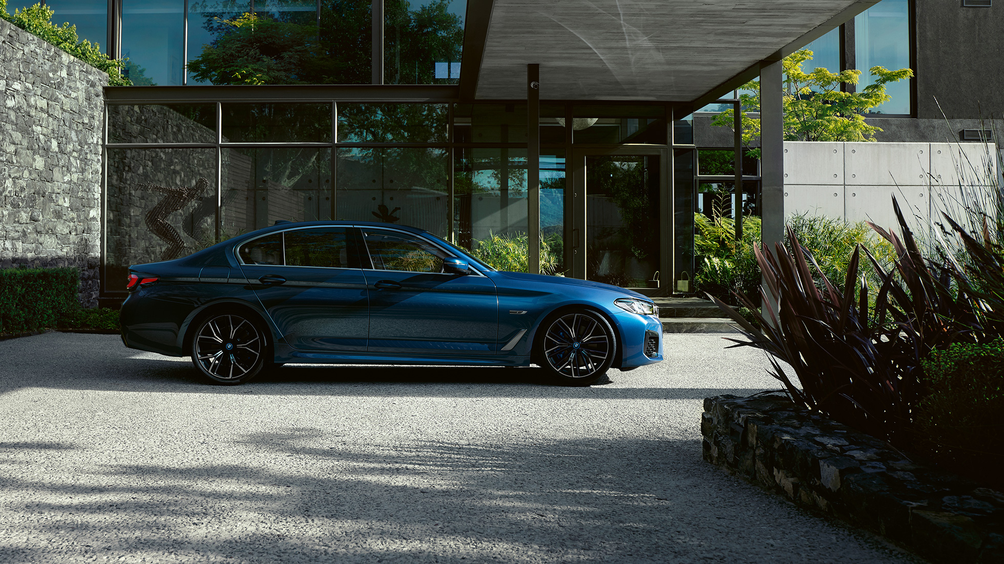 BMW 5. seeria Sedaan G30, välisilme BMW 5. seeria Sedaan G30 Facelift 2020 Phytonic Blue, külgvaade parkides