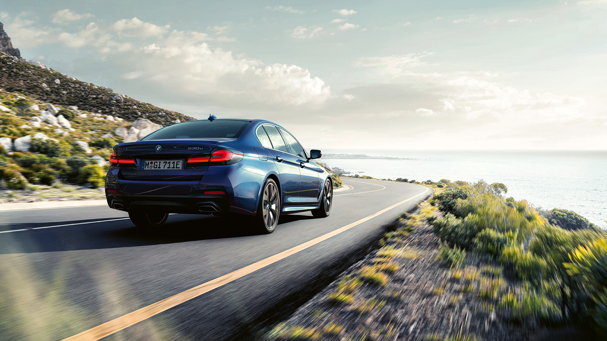 BMW 5. seeria Sedaan G30, sõidudünaamika BMW 5. seeria Sedaan G30 Phytonic Blue, sõidudünaamika, kolm neljandikku eestvaade sõites