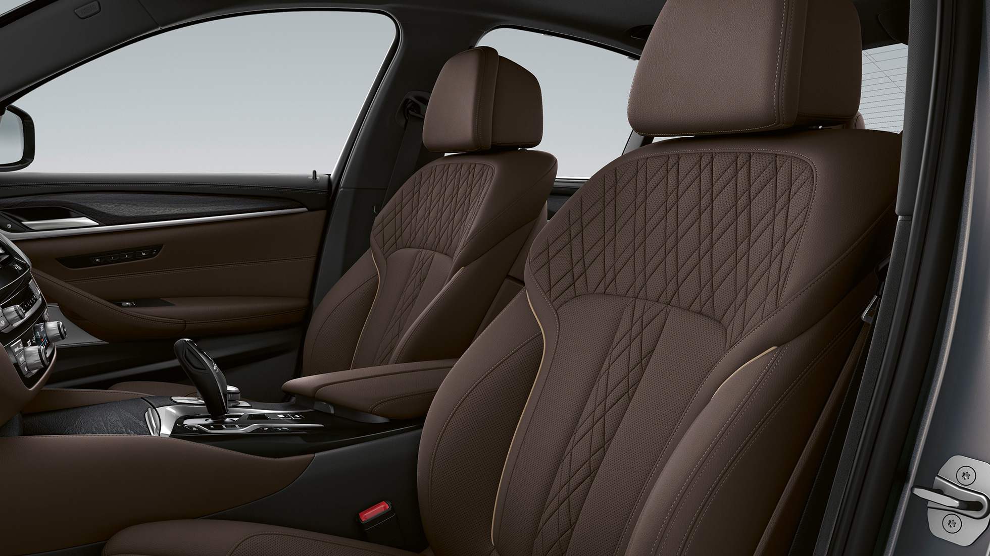 BMW 5. seeria Sedaan G30 Luxury Line, istmekatted BMW 5. seeria Sedaan 520d xDrive G30 2020, Luxury Line, salong, eksklusiivne nahksisu „Nappa“ Mokka, eksklusiivõmblused kontrastääristega, istmekatted