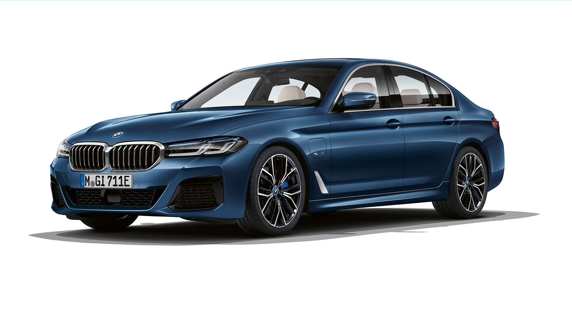 BMW 5. seeria Sedaan G30 pistikhübriid, M-sportpakett, eest BMW 5. seeria Sedaan 520d xDrive G30 2020 M-sportpakett, Alpine White, kolm neljandikku eestvaade